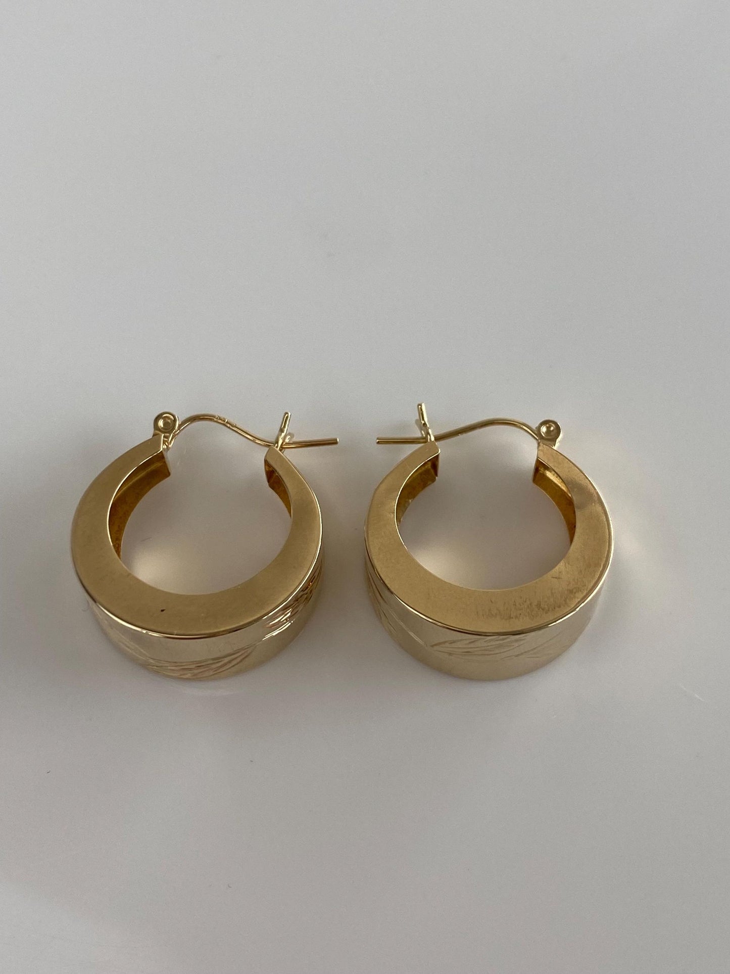 Vintage 14k Yellow Gold Engraved Leaves Tapered Hoop Earrings