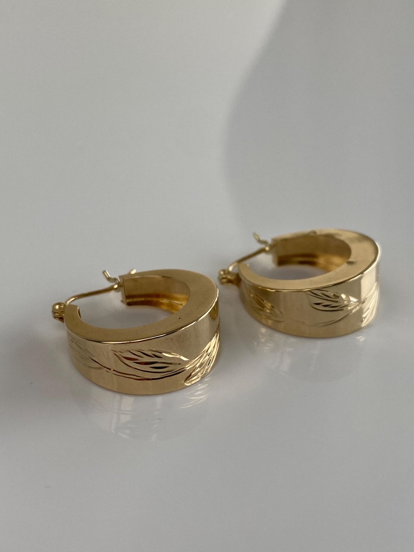 Vintage 14k Yellow Gold Engraved Leaves Tapered Hoop Earrings