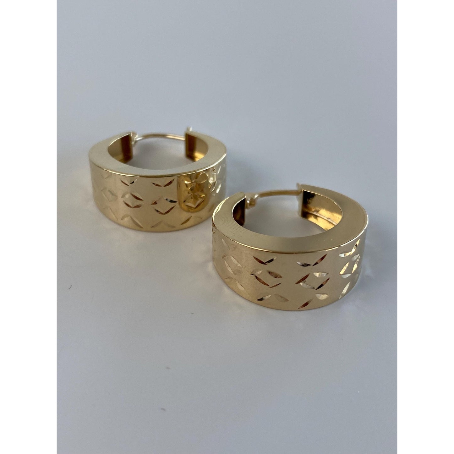 Vintage 14k Yellow Gold Diamond Cut Chunky Hoop Earrings