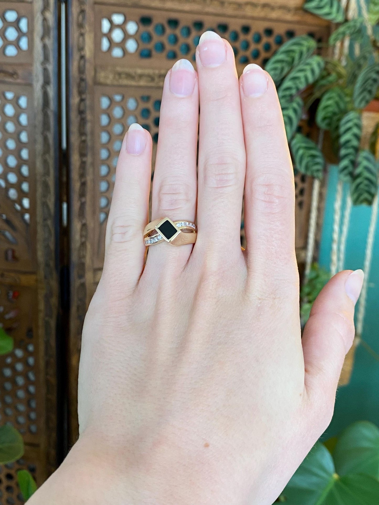 Vintage Solid 14k Yellow Gold Diamond Onyx Inlay Twist Ring - Size 6