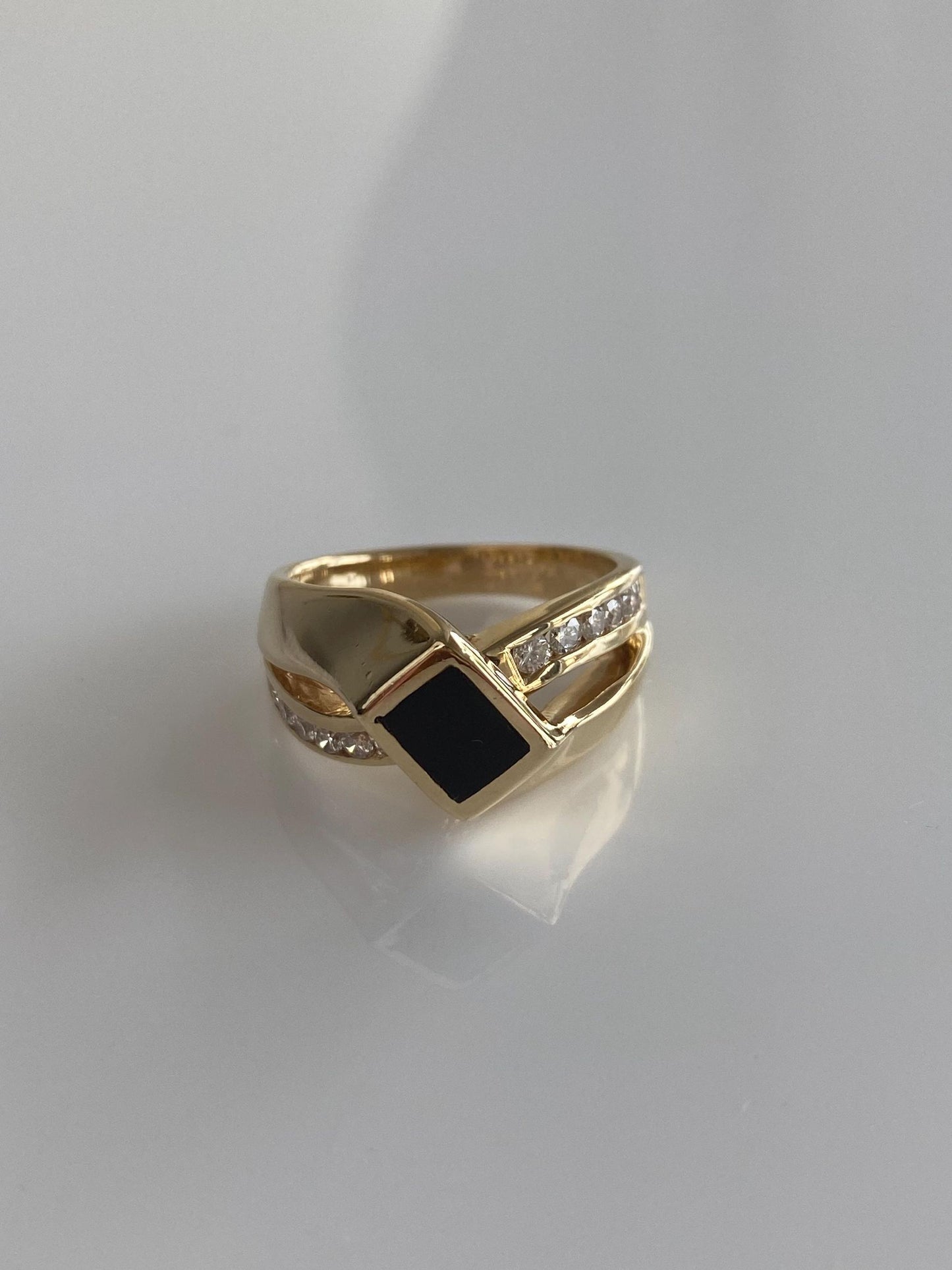 Vintage Solid 14k Yellow Gold Diamond Onyx Inlay Twist Ring - Size 6