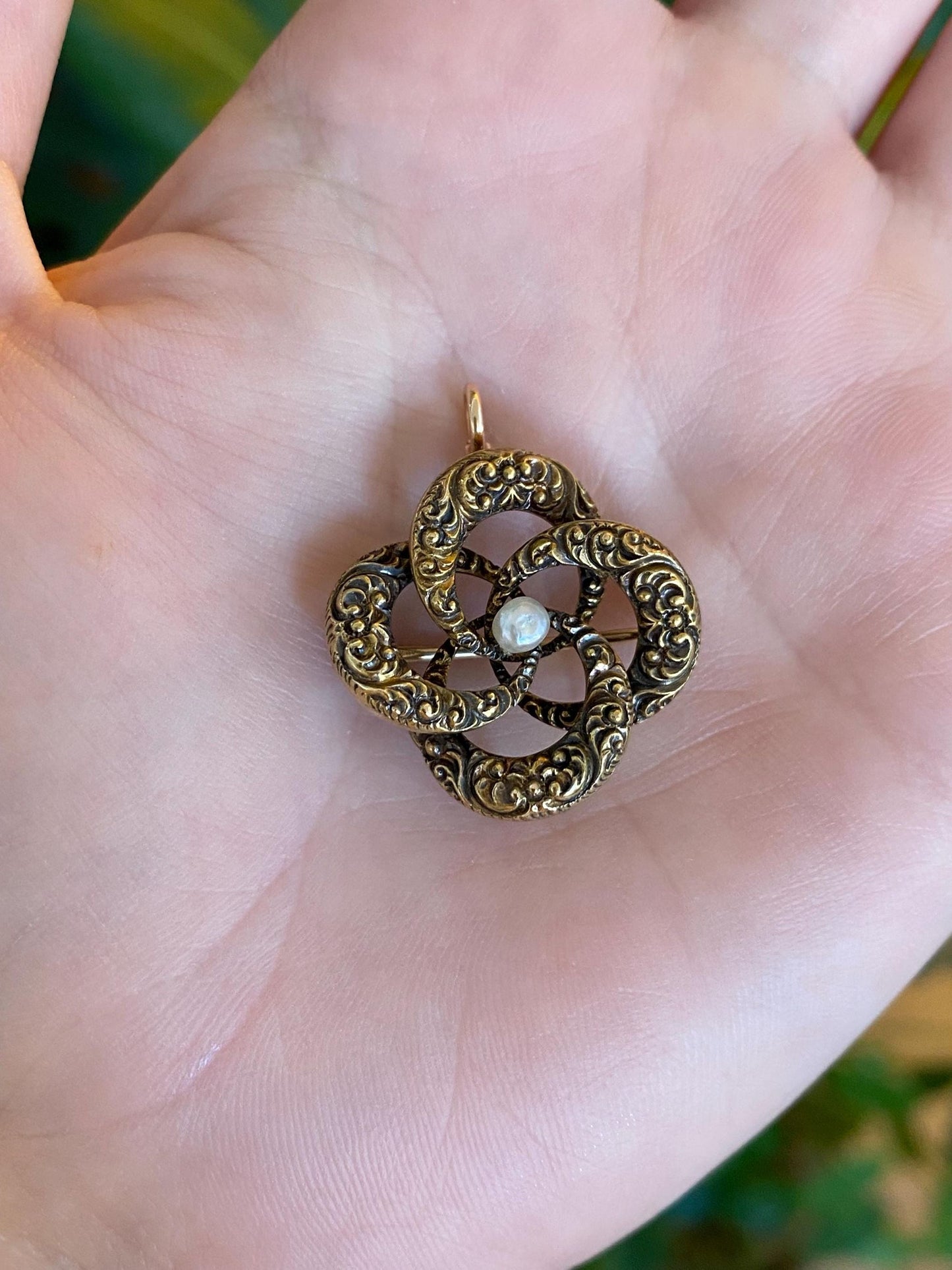 Vintage 21k Yellow Gold Pearl Designed Knot Charm Pin