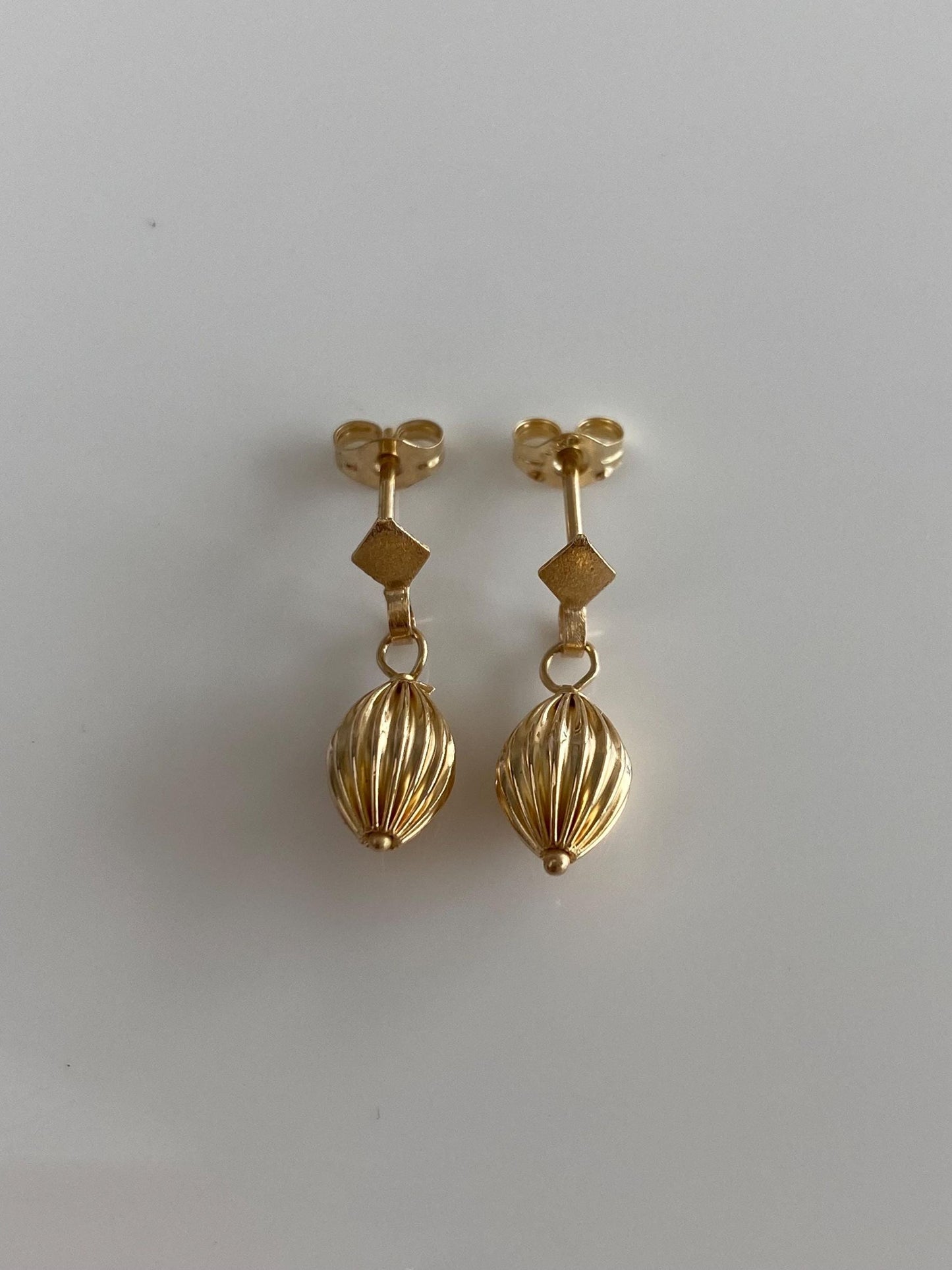 Vintage 14k Yellow Gold Fluted Bead Dangle Stud Earrings