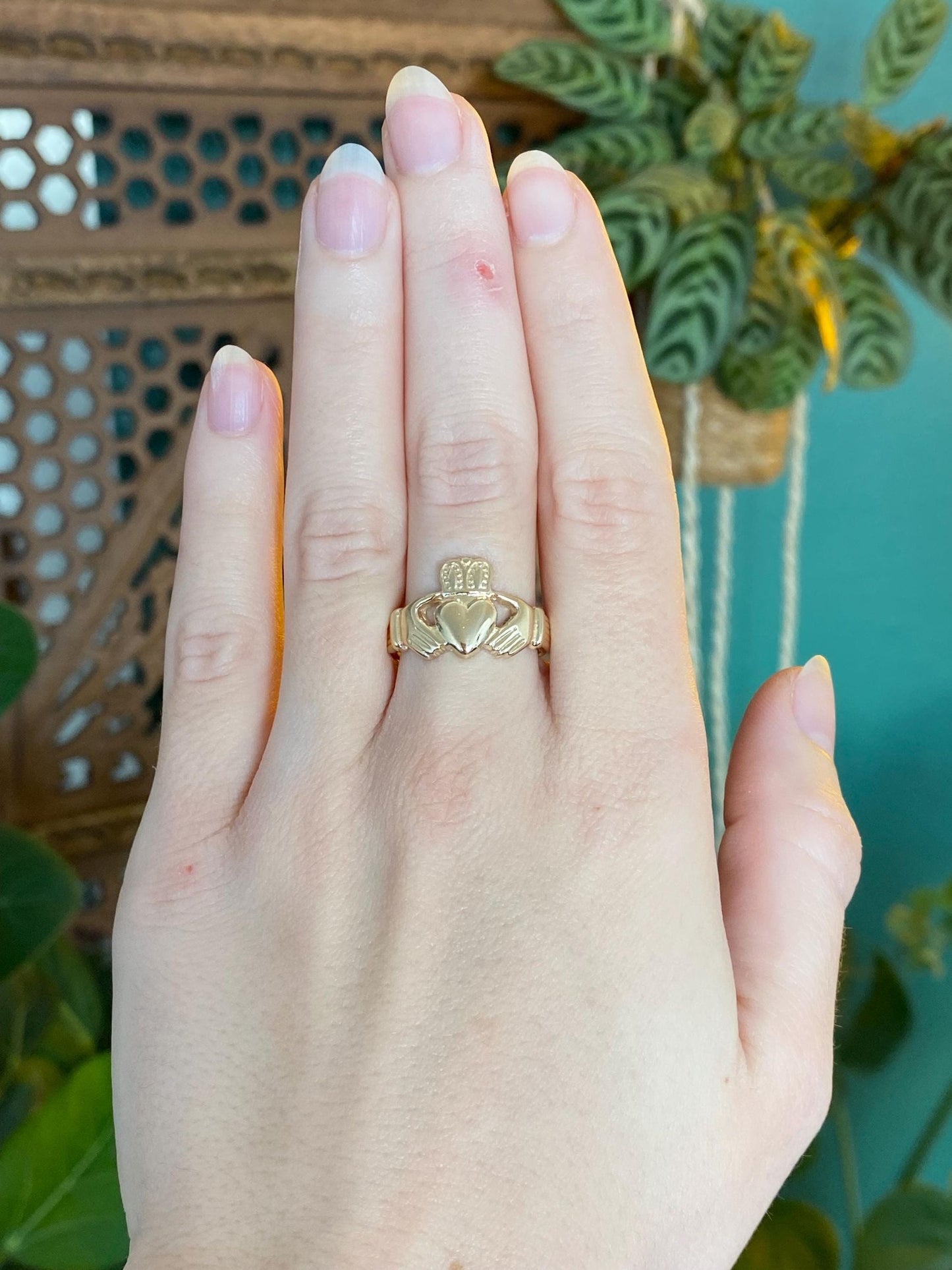 Vintage Solid 14k Yellow Gold Claddaugh Ring - Size 8