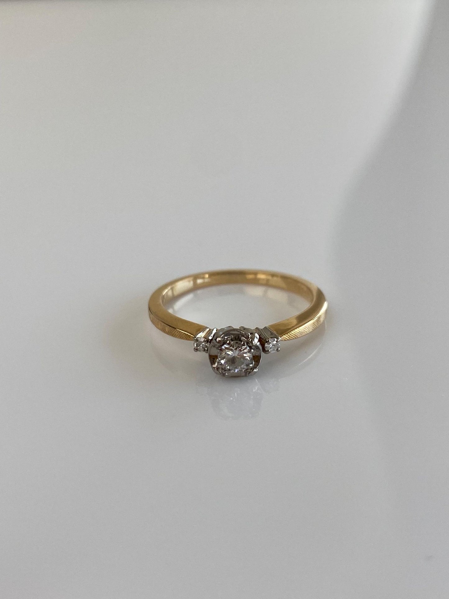 Vintage Solid 18k White & Yellow Gold Diamond Ring - Size 5.75