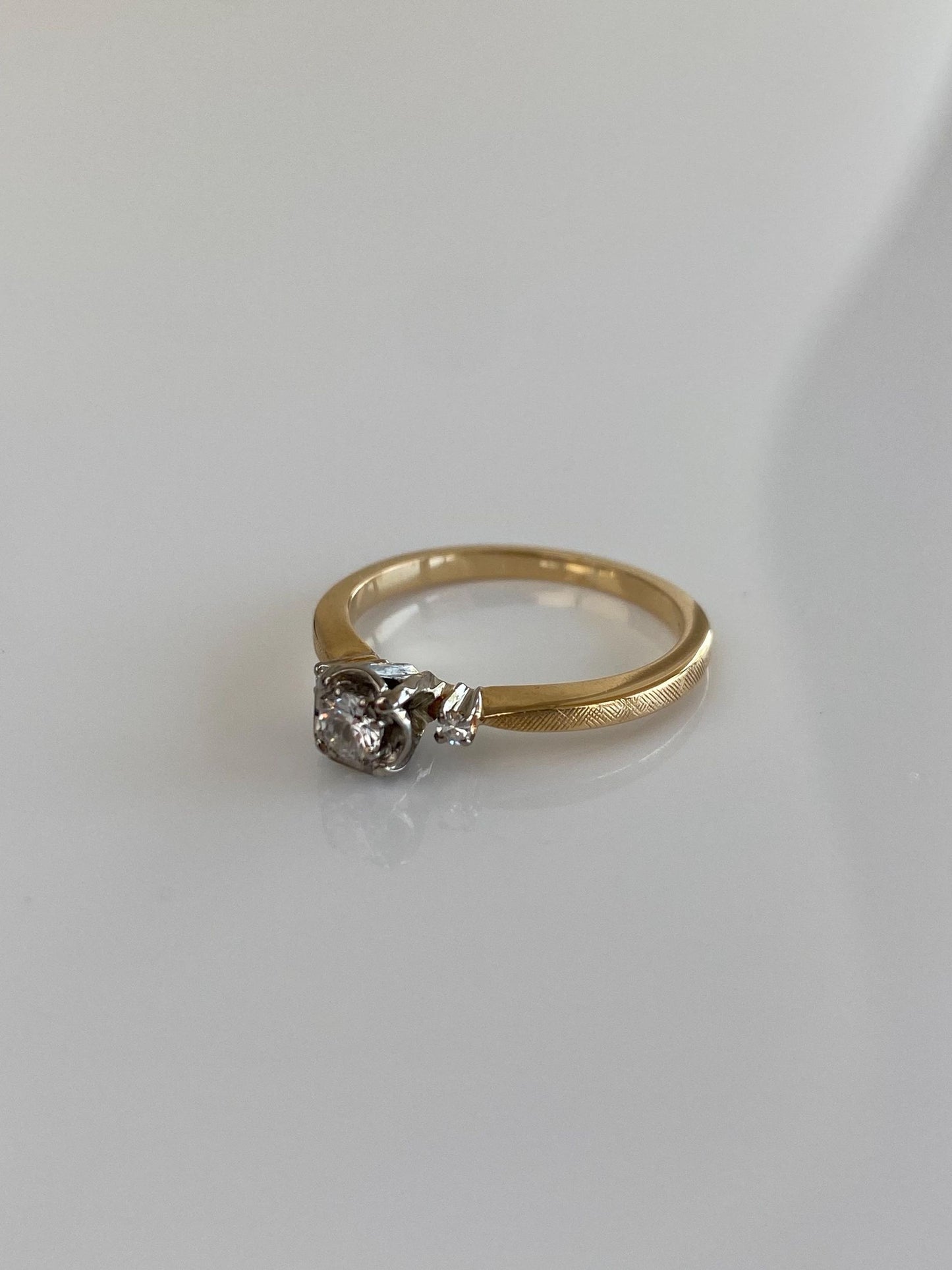 Vintage Solid 18k White & Yellow Gold Diamond Ring - Size 5.75