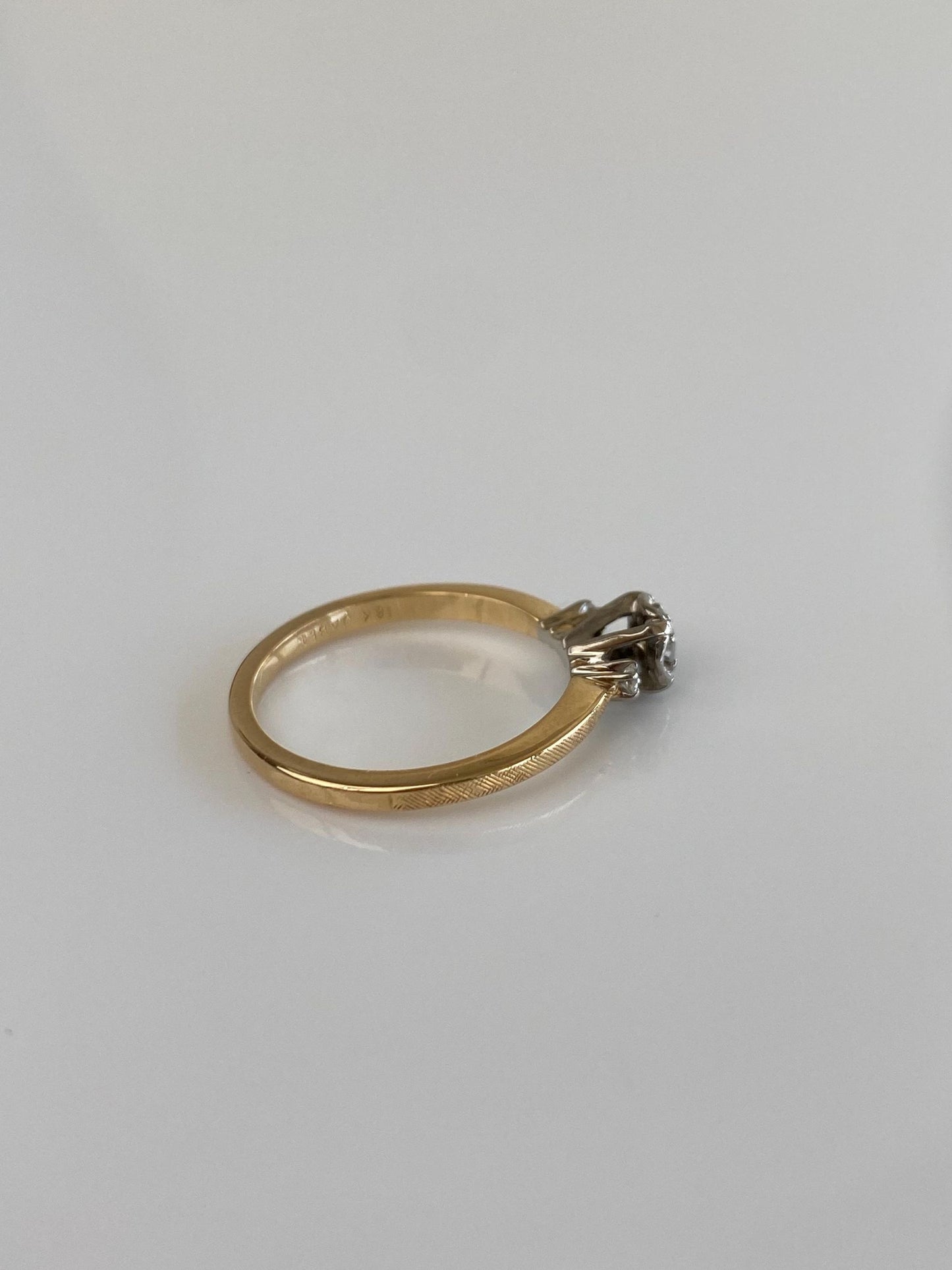 Vintage Solid 18k White & Yellow Gold Diamond Ring - Size 5.75