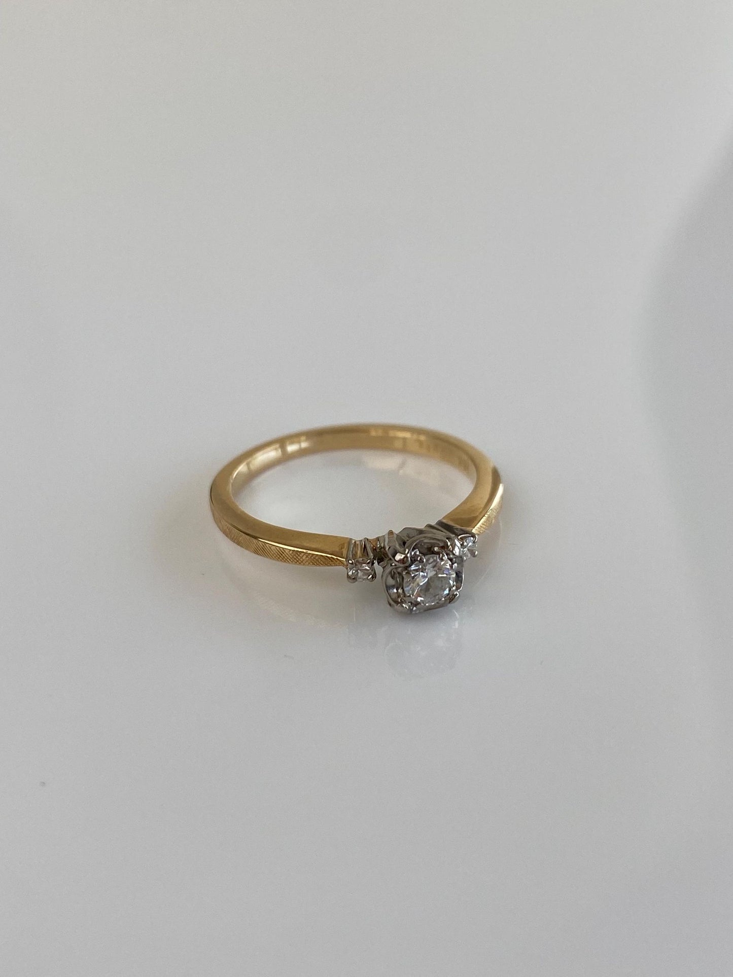 Vintage Solid 18k White & Yellow Gold Diamond Ring - Size 5.75