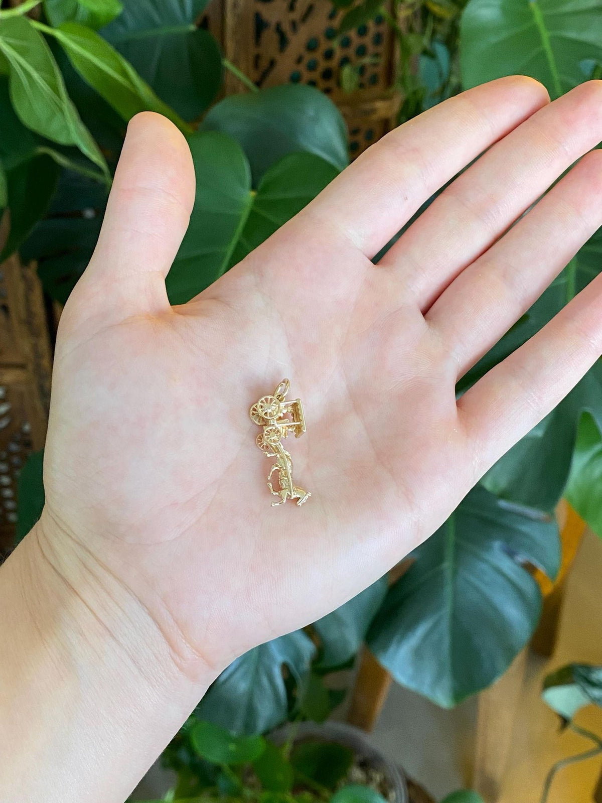 Vintage Solid 9k Yellow Gold Articulated Bermuda Horse Drawn Carriage Charm