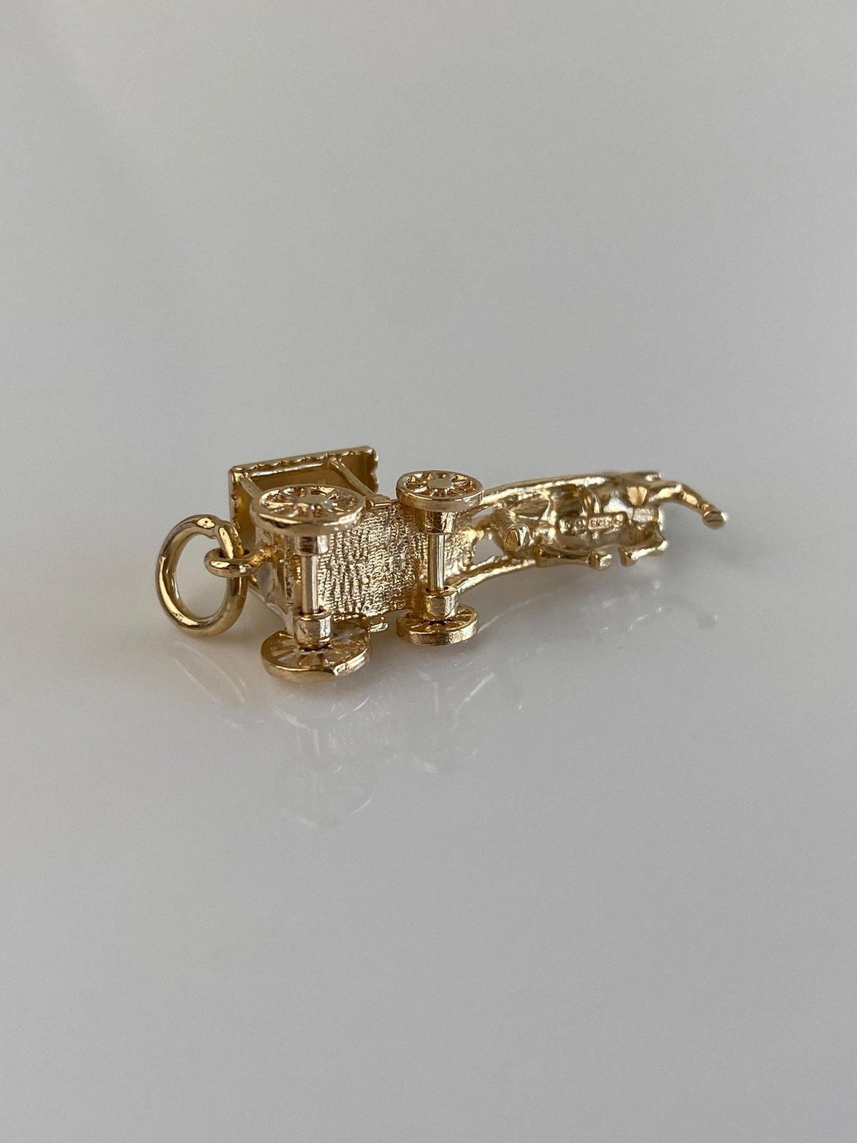 Vintage Solid 9k Yellow Gold Articulated Bermuda Horse Drawn Carriage Charm