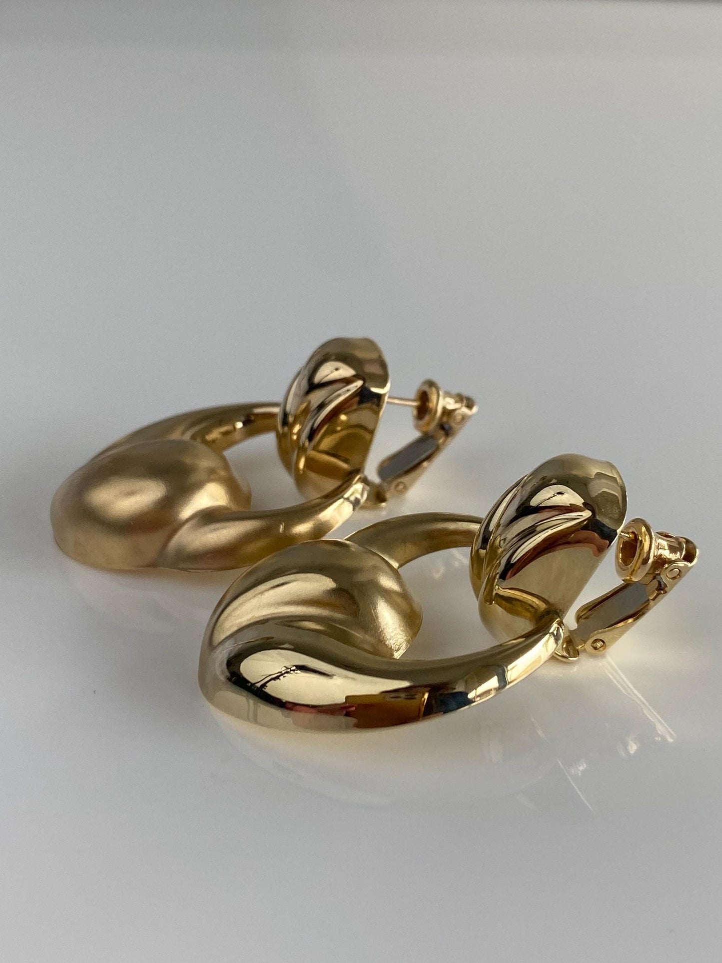 Vintage 14k Yellow Gold Scalloped Drop Stud Earrings
