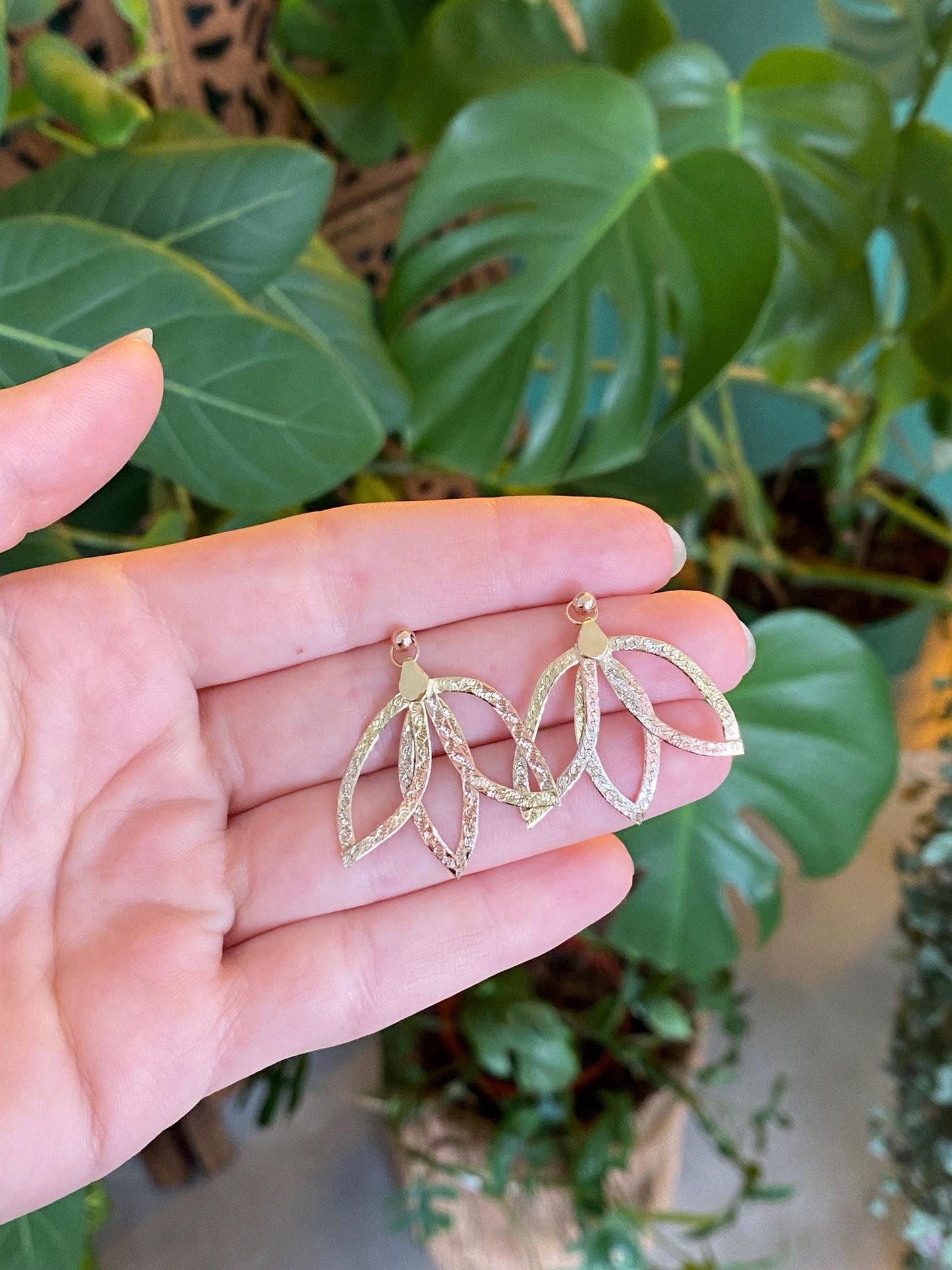 Vintage Solid 14k Tri Tone Gold Pattern Herringbone Chain Dangle Stud Earrings