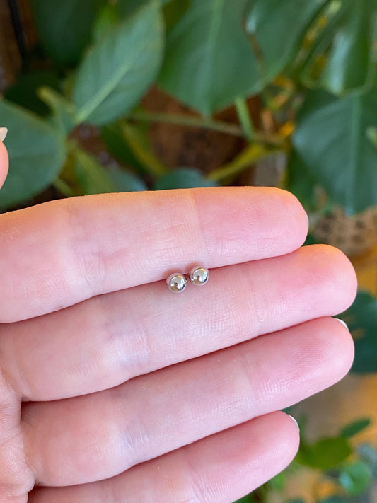 Vintage 14k White Gold Ball Stud Earrings