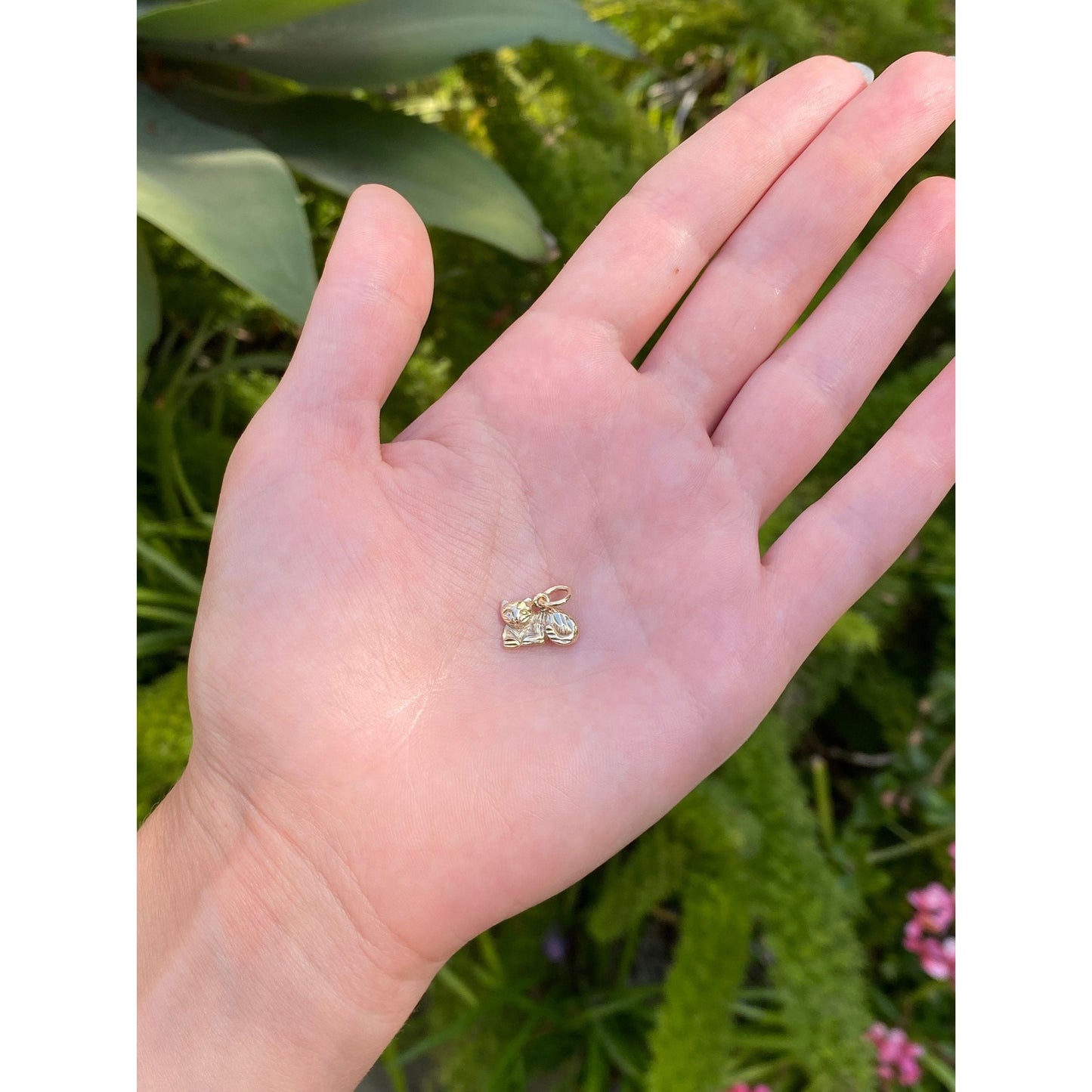 Vintage Solid 14k Yellow Gold Laying Cat Charm