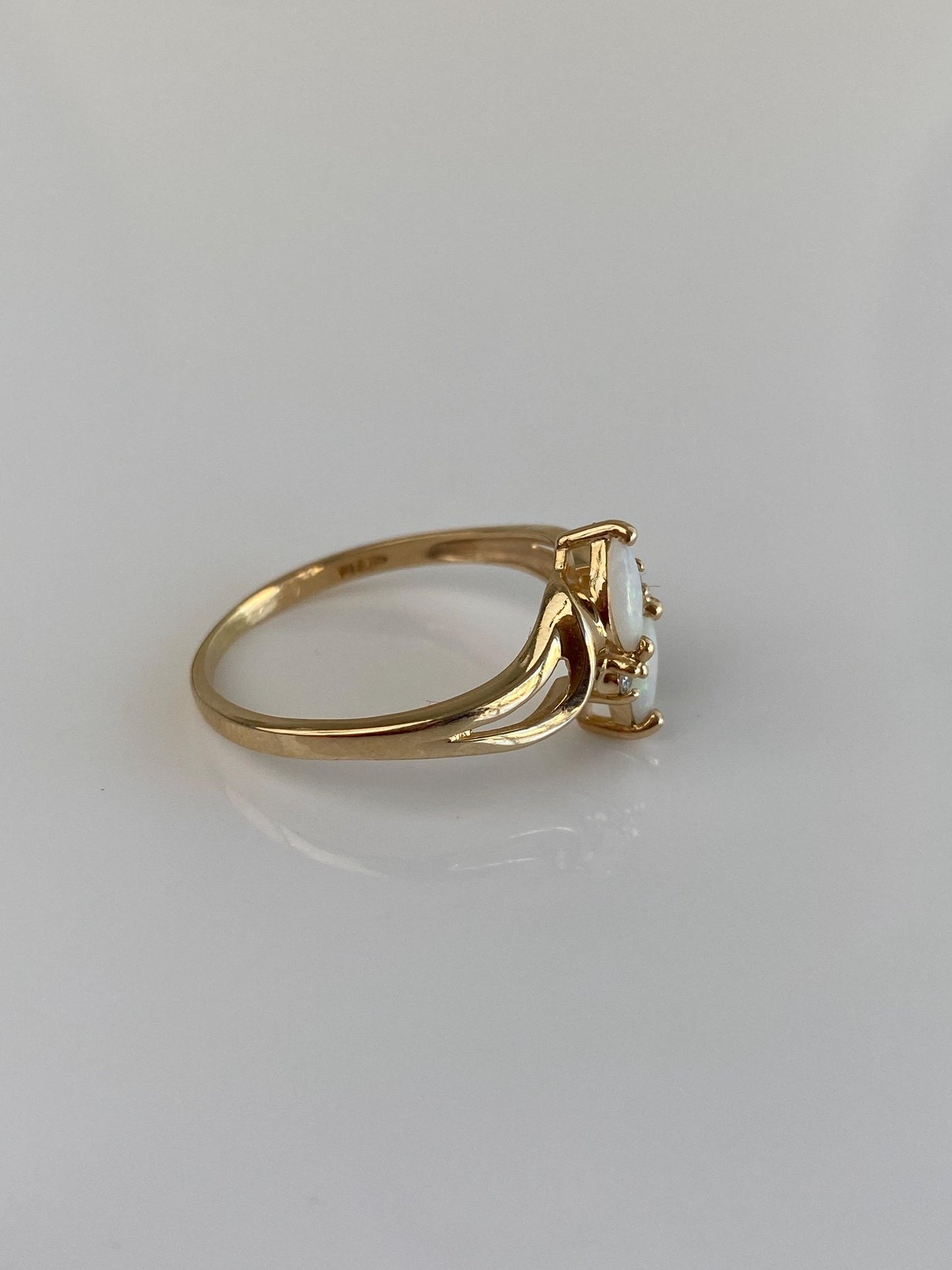 Vintage Solid 14k Yellow Gold Diamond Opal Ring - Size 7.75