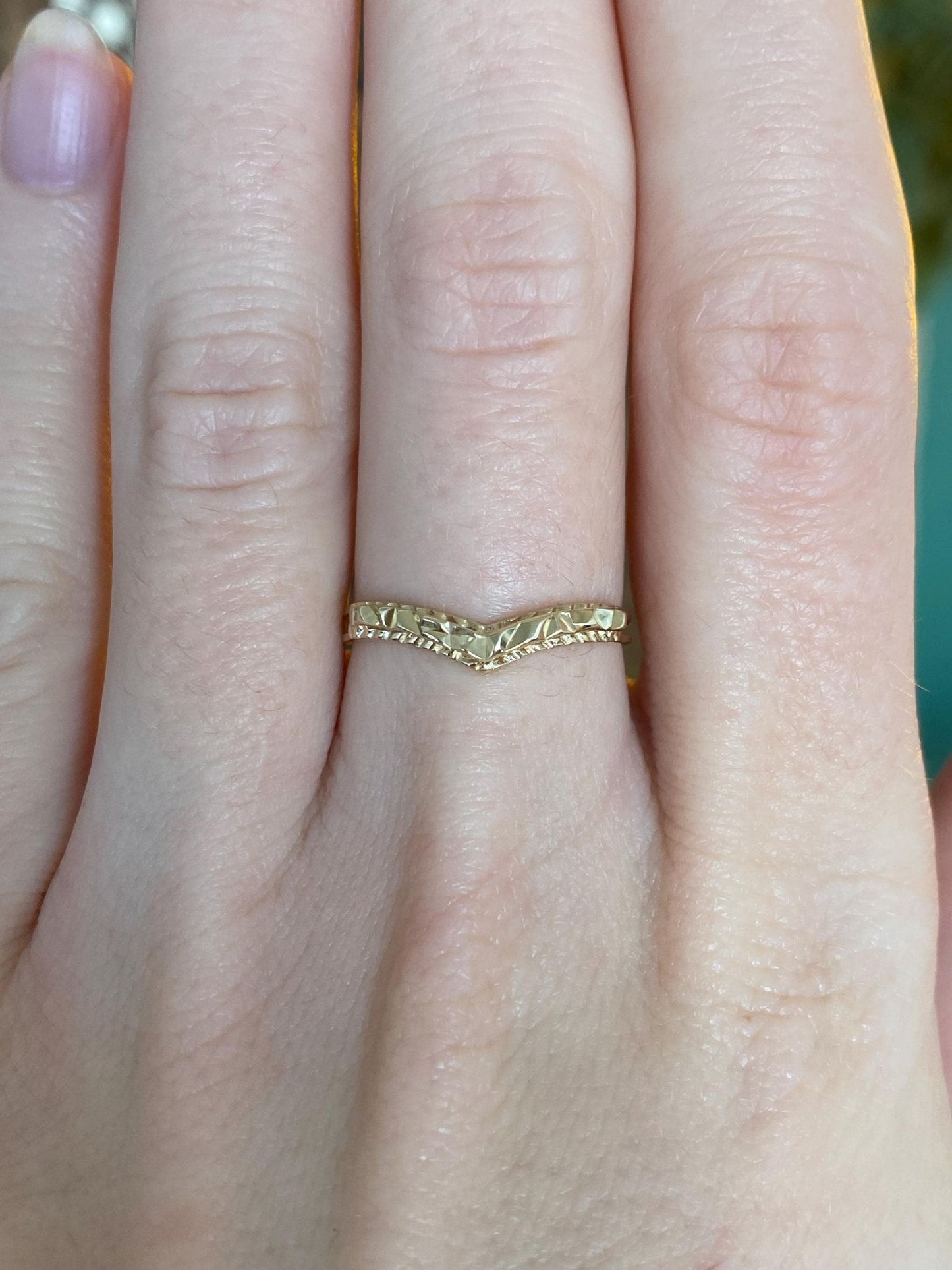 Vintage Solid 14k Yellow Gold Diamond Cut Chevron Ring Band - Size 6.5