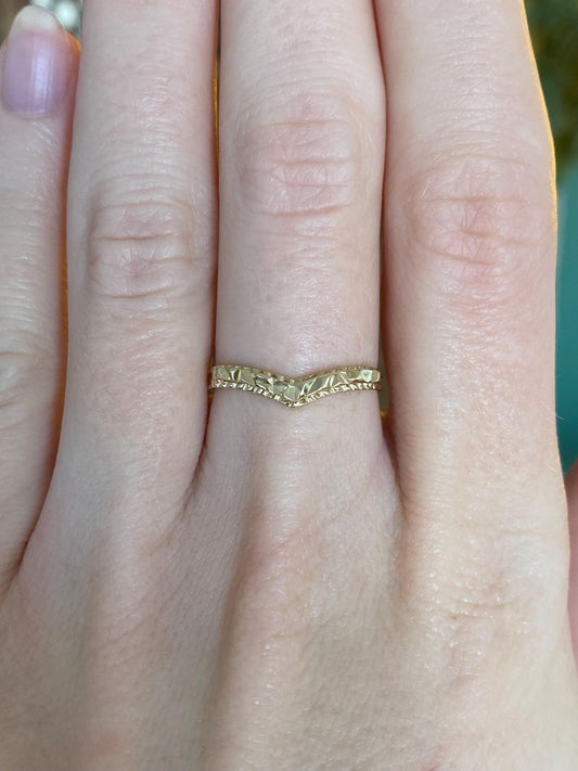 Vintage Solid 14k Yellow Gold Diamond Cut Chevron Ring Band - Size 6.5