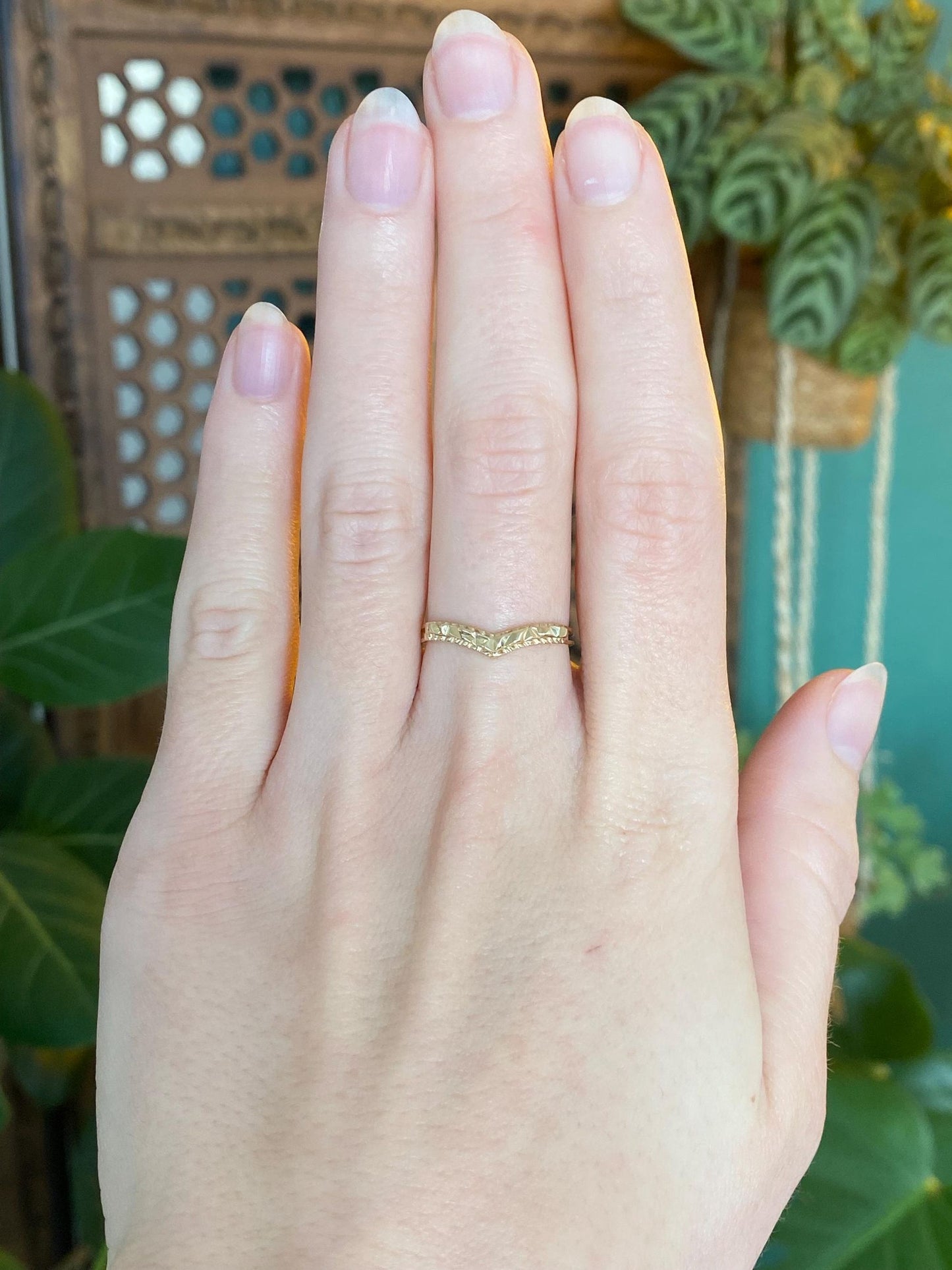 Vintage Solid 14k Yellow Gold Diamond Cut Chevron Ring Band - Size 6.5