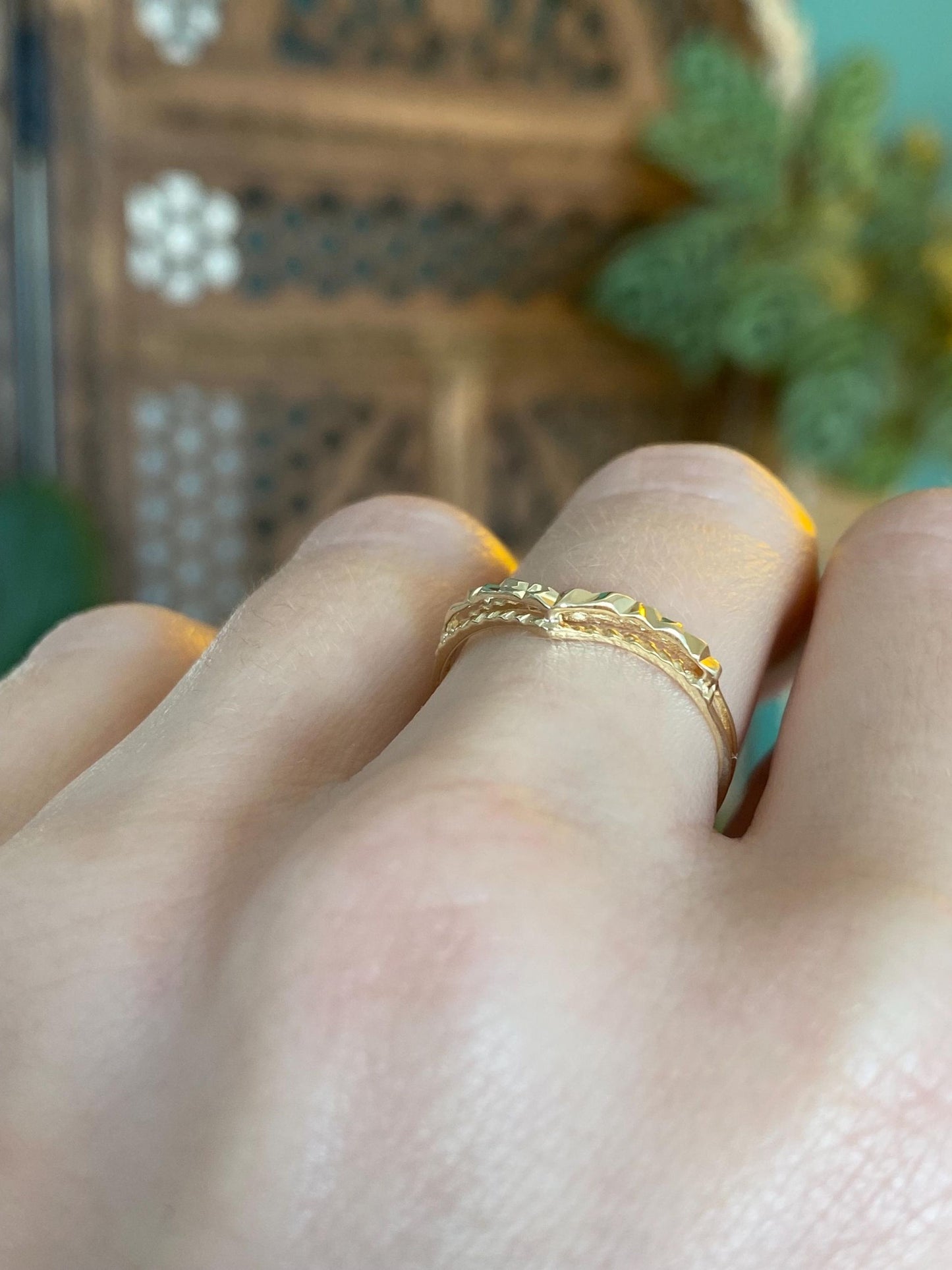 Vintage Solid 14k Yellow Gold Diamond Cut Chevron Ring Band - Size 6.5