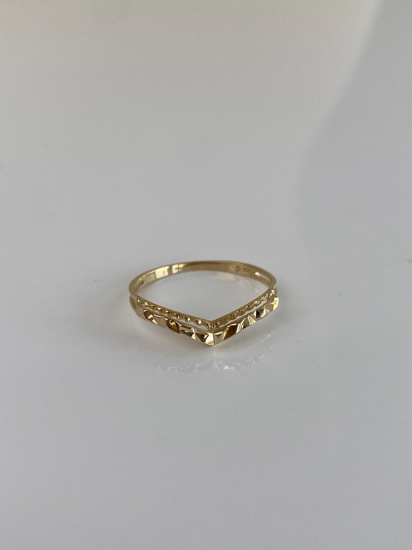 Vintage Solid 14k Yellow Gold Diamond Cut Chevron Ring Band - Size 6.5