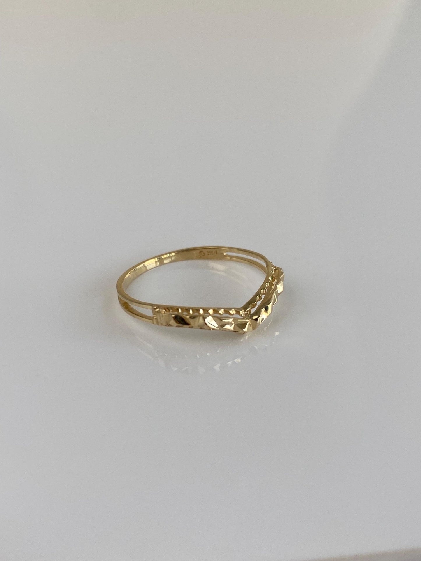 Vintage Solid 14k Yellow Gold Diamond Cut Chevron Ring Band - Size 6.5