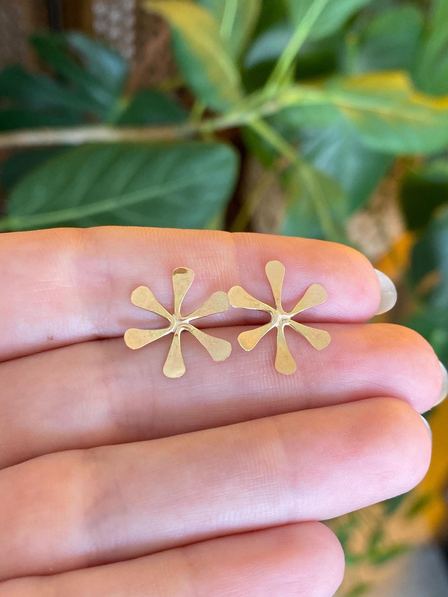 Vintage Solid 14k Yellow Gold Forged Flower Stud Earrings
