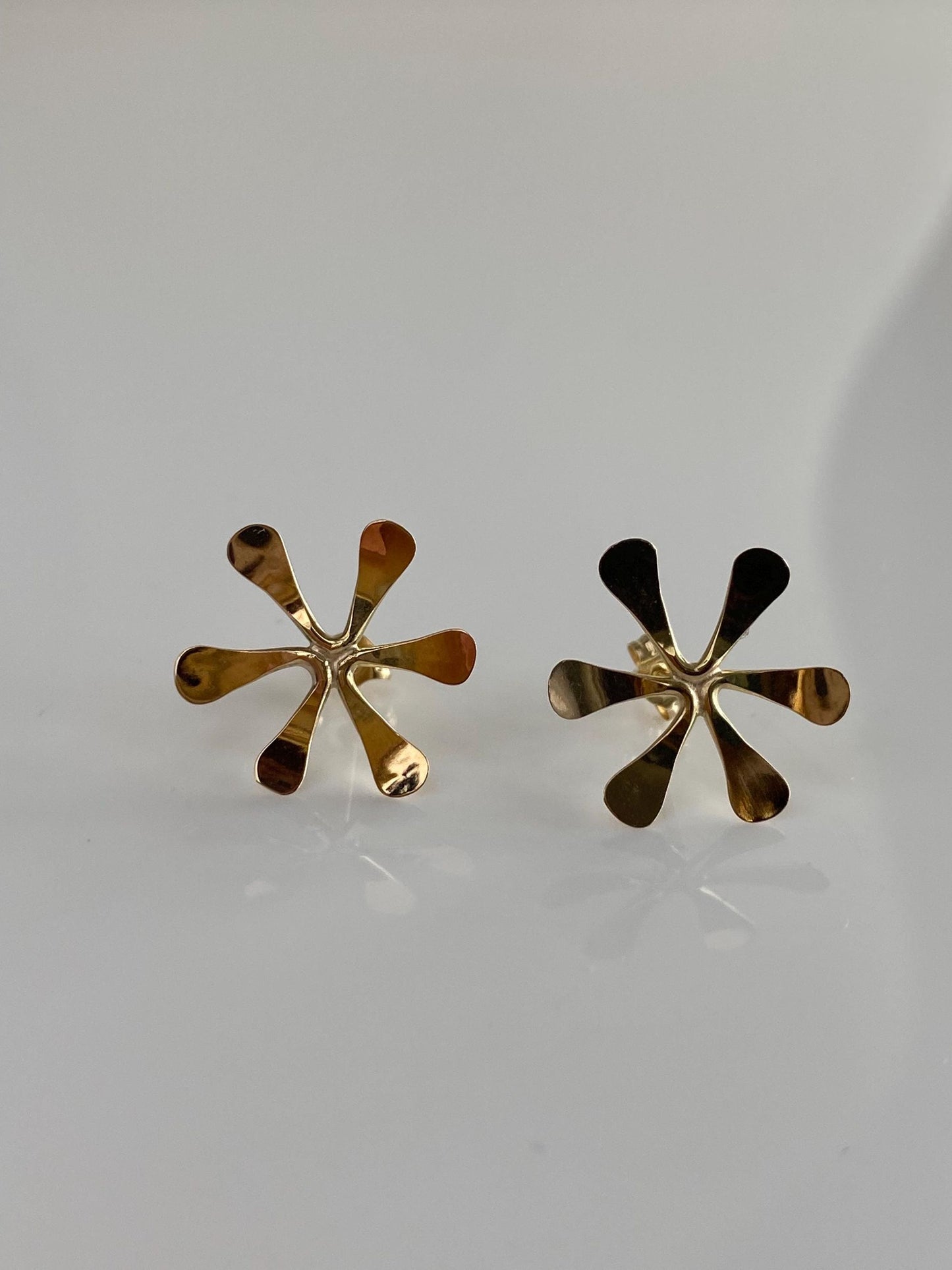 Vintage Solid 14k Yellow Gold Forged Flower Stud Earrings