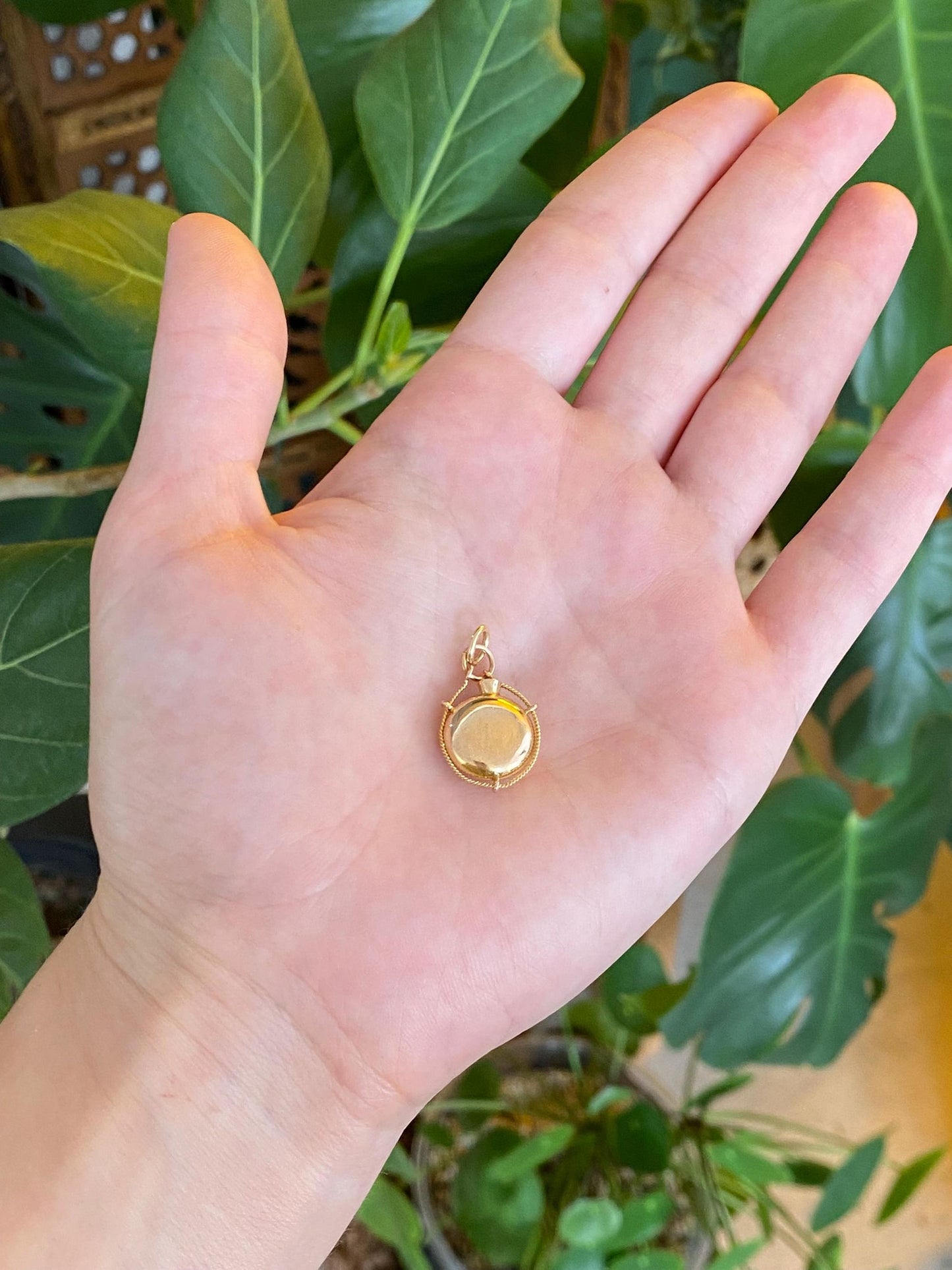 Vintage 18k Yellow Gold Canteen Rope Charm