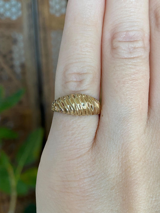 Vintage Solid 10k Yellow Gold Diamond Cut Scalloped Ring - Size 4.25
