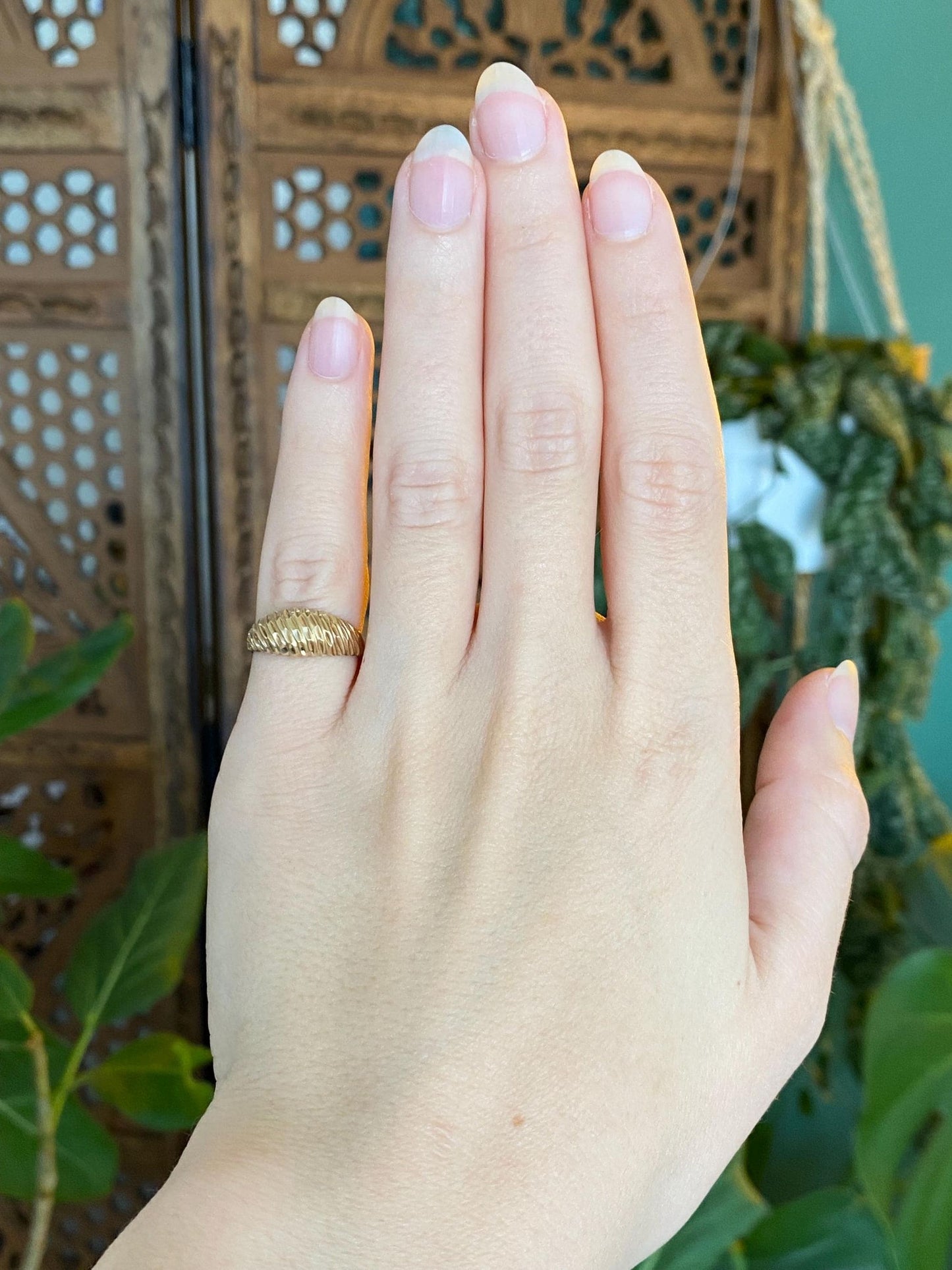 Vintage Solid 10k Yellow Gold Diamond Cut Scalloped Ring - Size 4.25