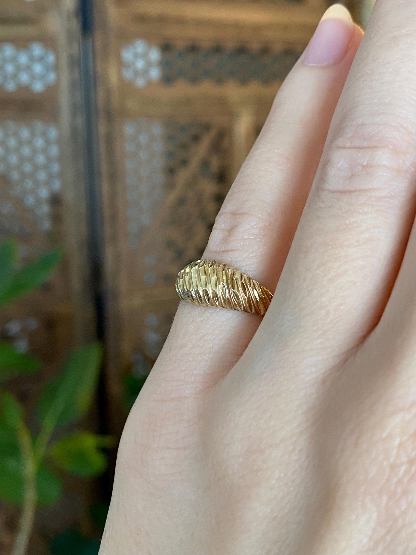 Vintage Solid 10k Yellow Gold Diamond Cut Scalloped Ring - Size 4.25