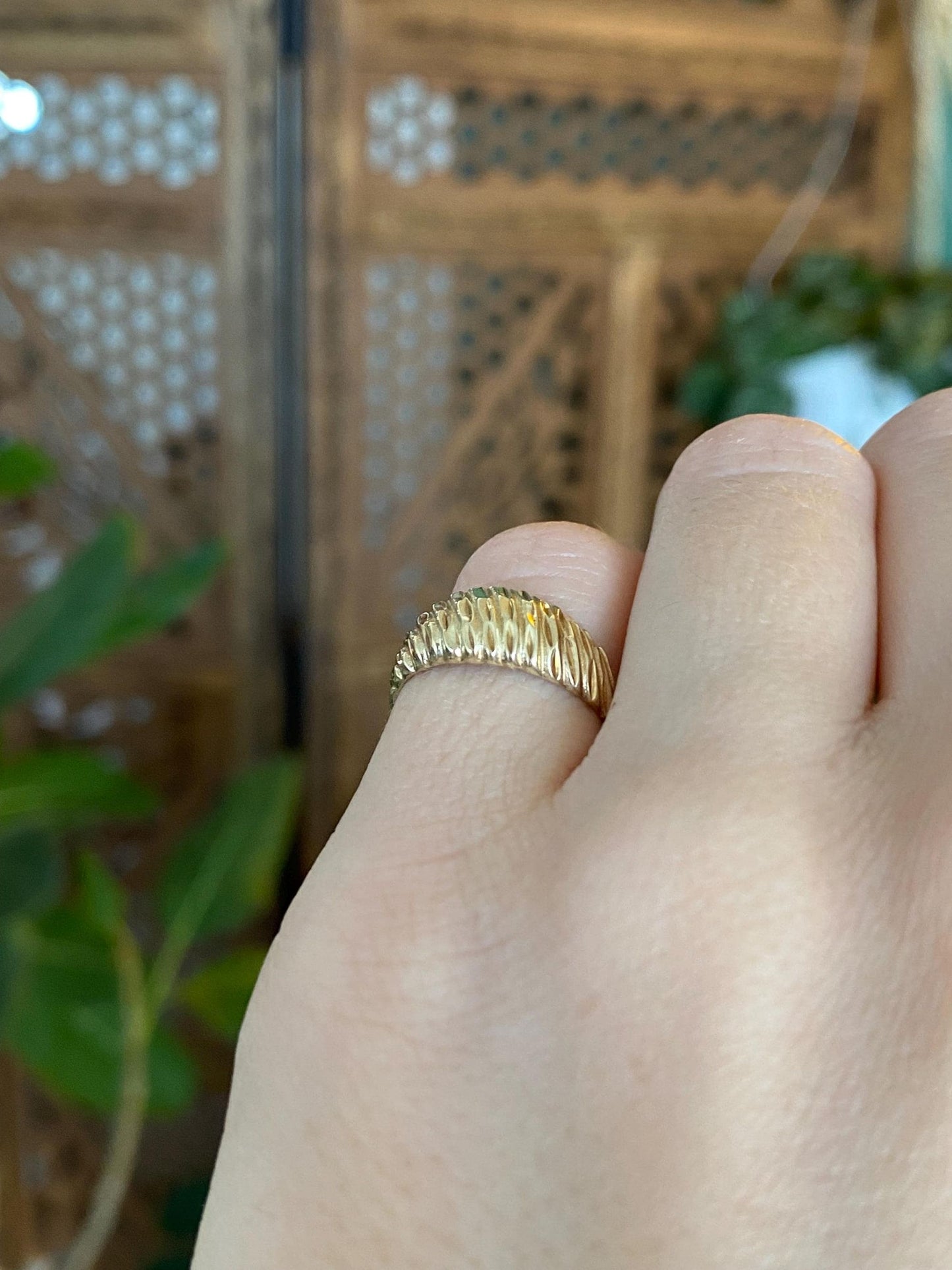 Vintage Solid 10k Yellow Gold Diamond Cut Scalloped Ring - Size 4.25