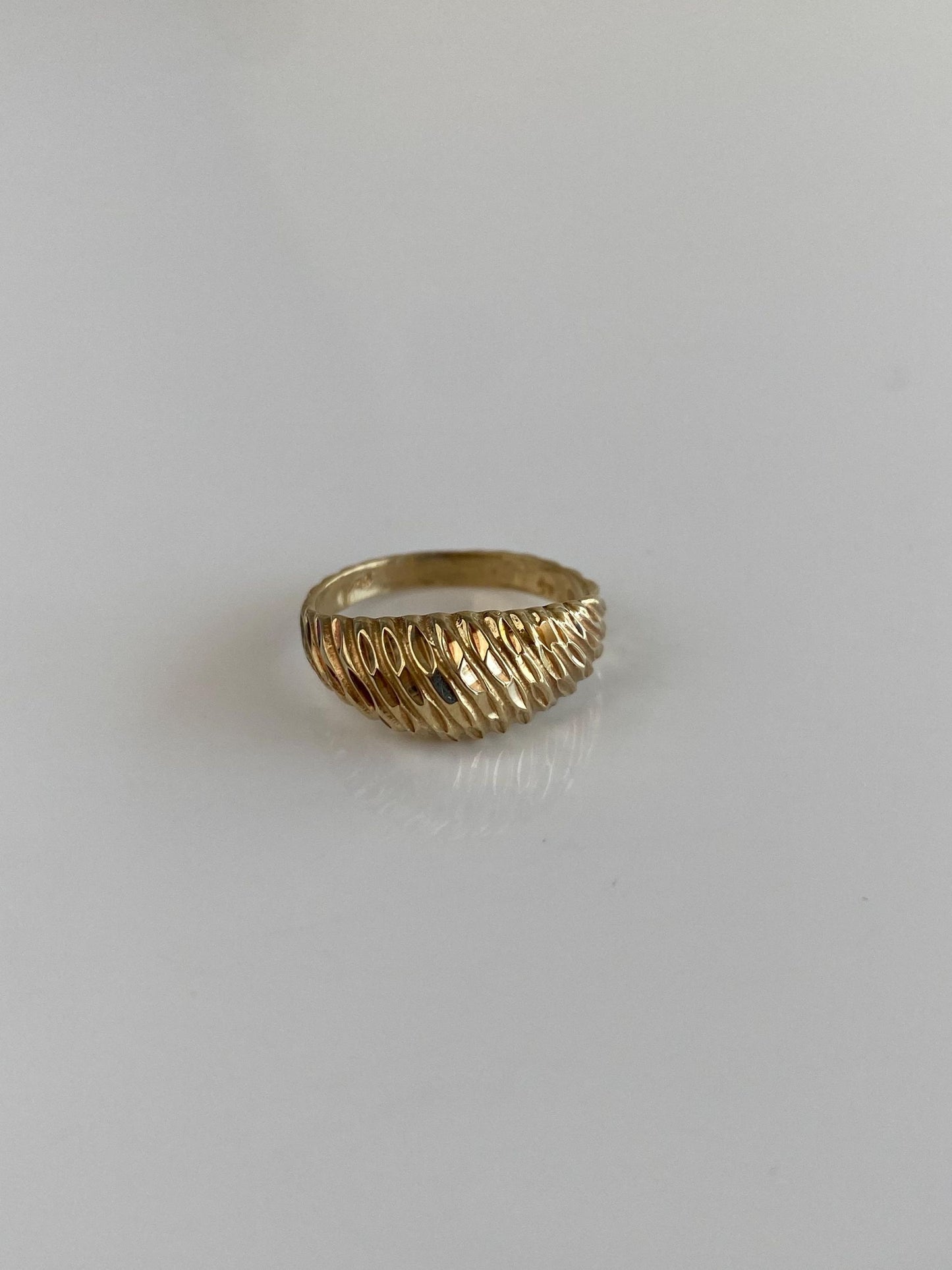 Vintage Solid 10k Yellow Gold Diamond Cut Scalloped Ring - Size 4.25