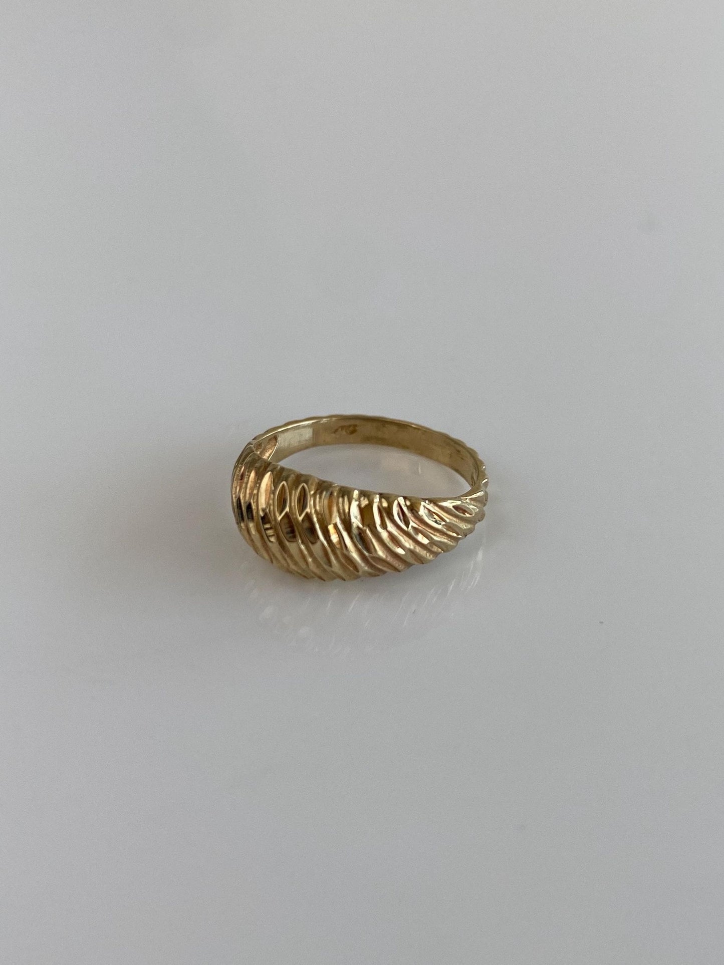 Vintage Solid 10k Yellow Gold Diamond Cut Scalloped Ring - Size 4.25