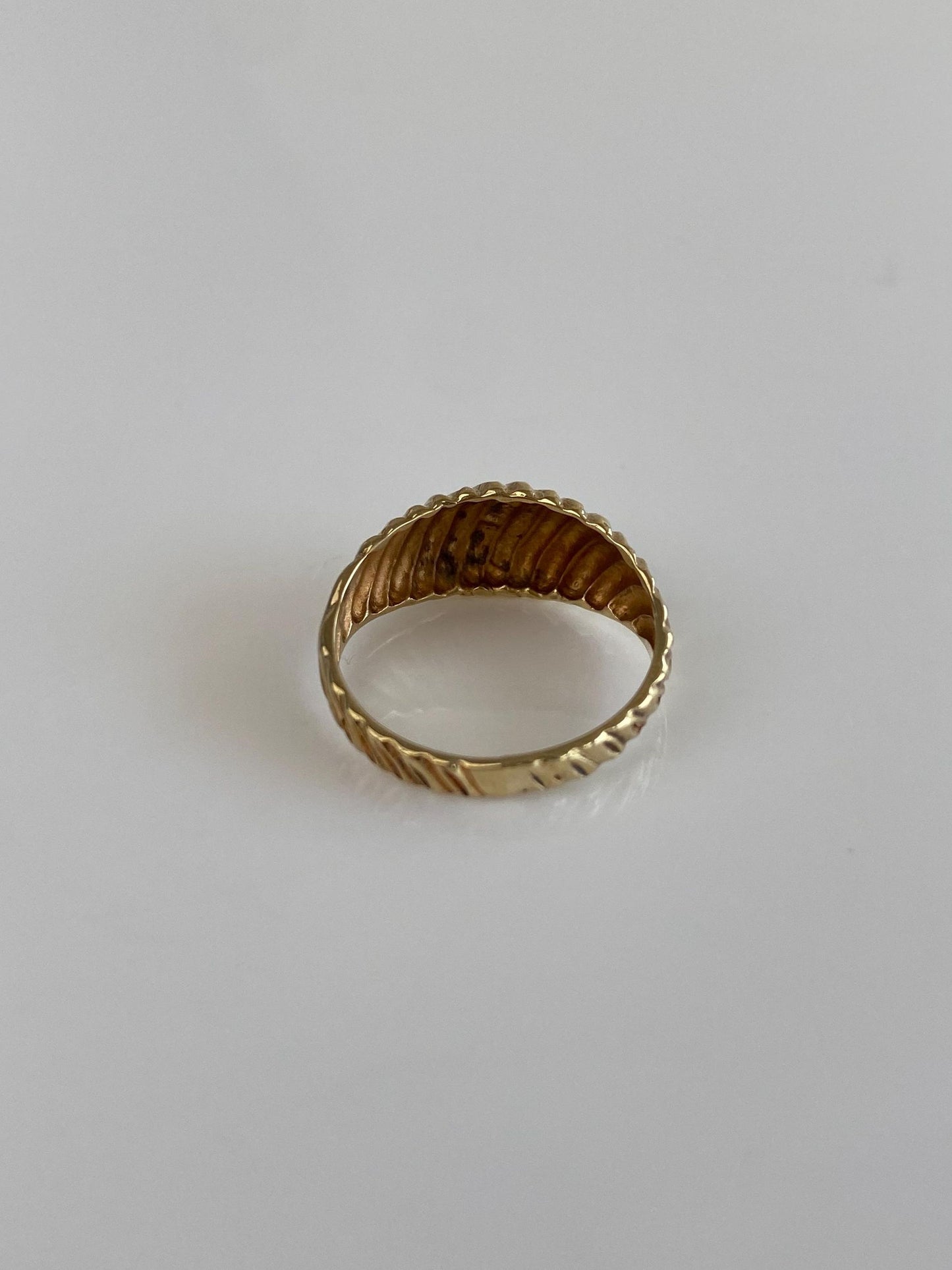 Vintage Solid 10k Yellow Gold Diamond Cut Scalloped Ring - Size 4.25