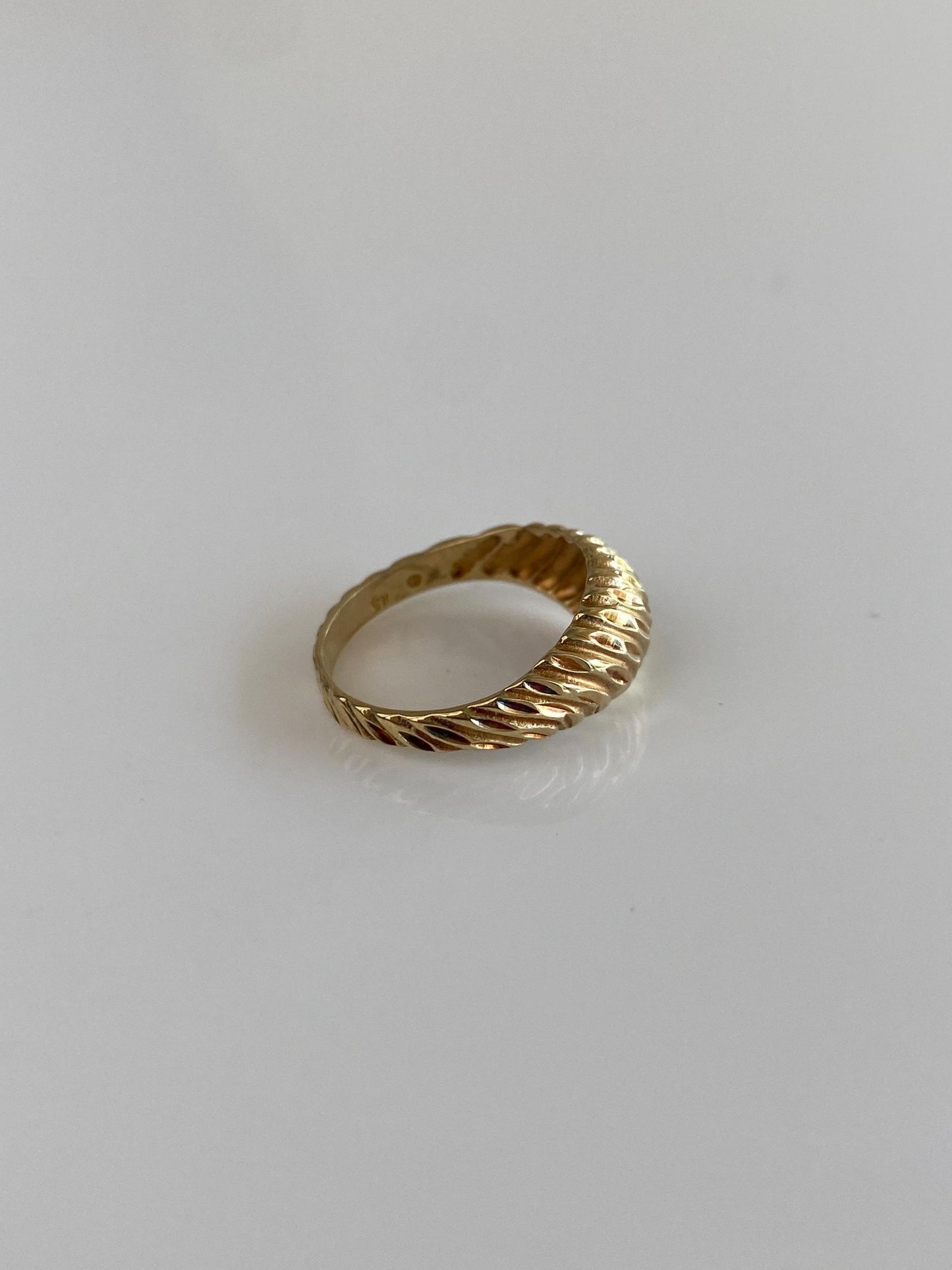 Vintage Solid 10k Yellow Gold Diamond Cut Scalloped Ring - Size 4.25