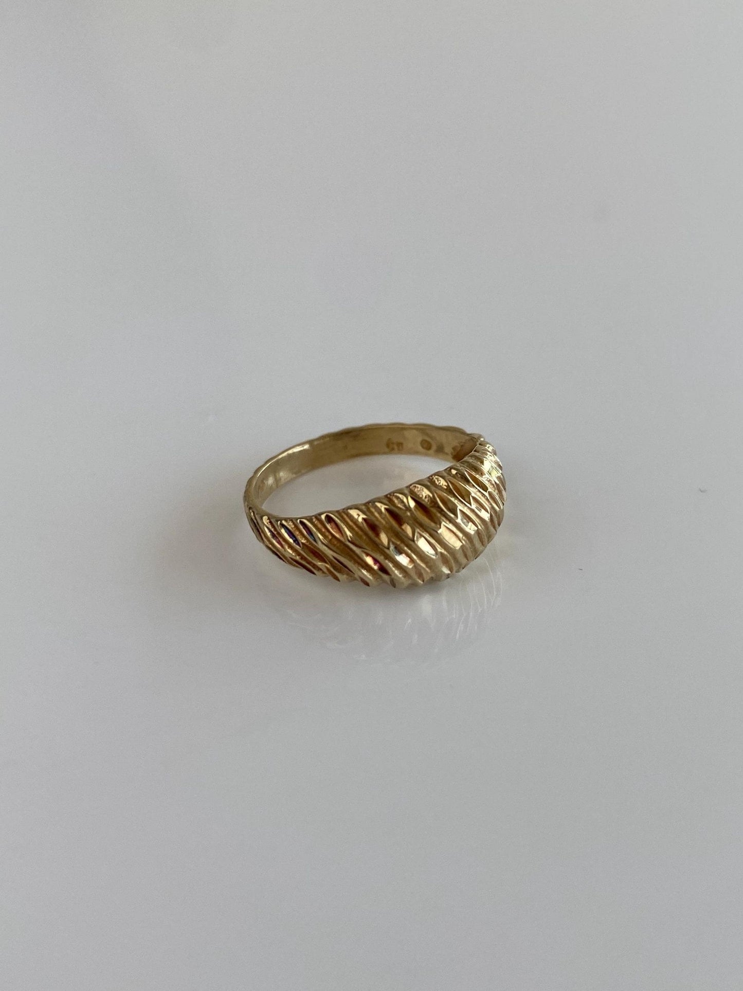 Vintage Solid 10k Yellow Gold Diamond Cut Scalloped Ring - Size 4.25