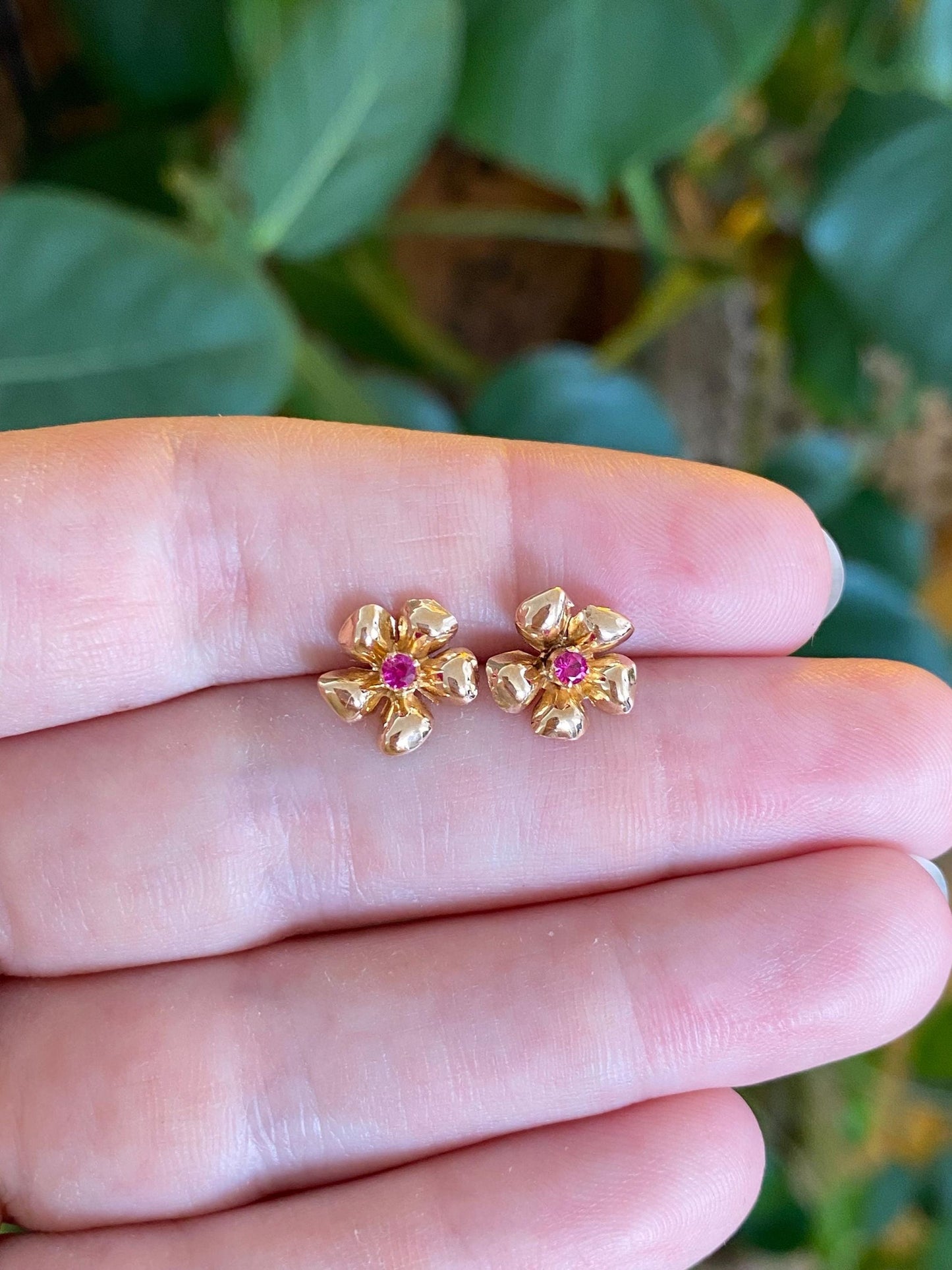 Vintage Solid 18k Yellow Gold Pink Sapphire Flower Stud Earrings