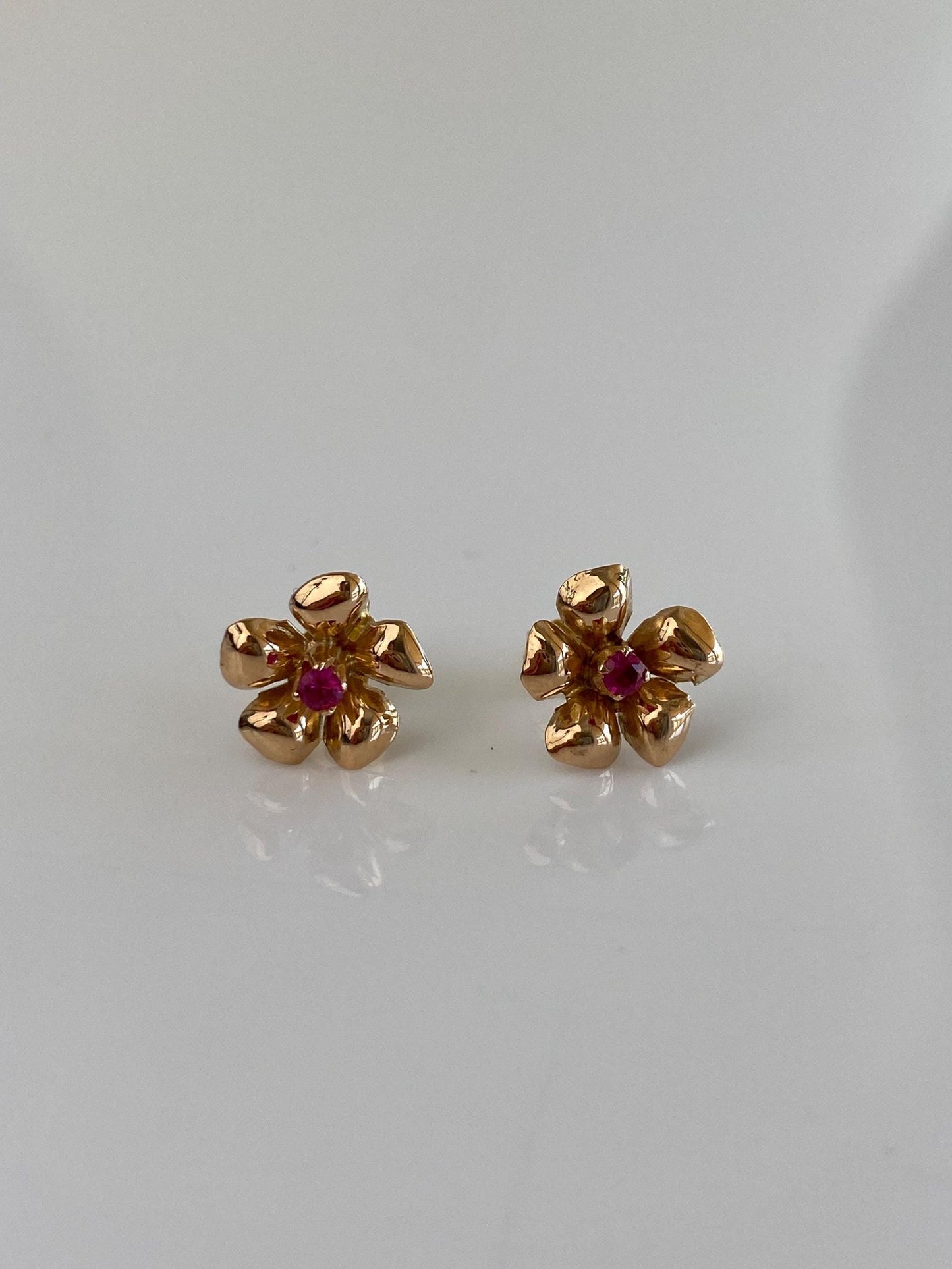Vintage Solid 18k Yellow Gold Pink Sapphire Flower Stud Earrings
