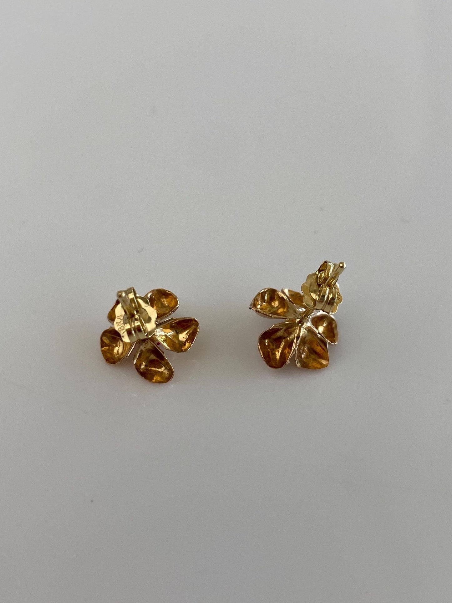 Vintage Solid 18k Yellow Gold Pink Sapphire Flower Stud Earrings