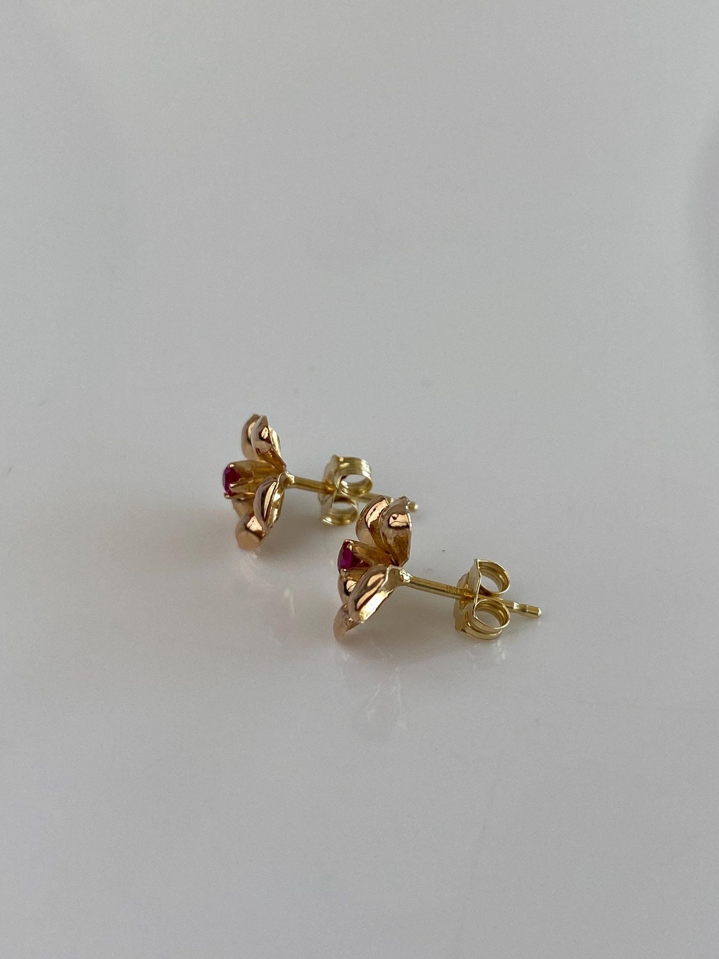 Vintage Solid 18k Yellow Gold Pink Sapphire Flower Stud Earrings