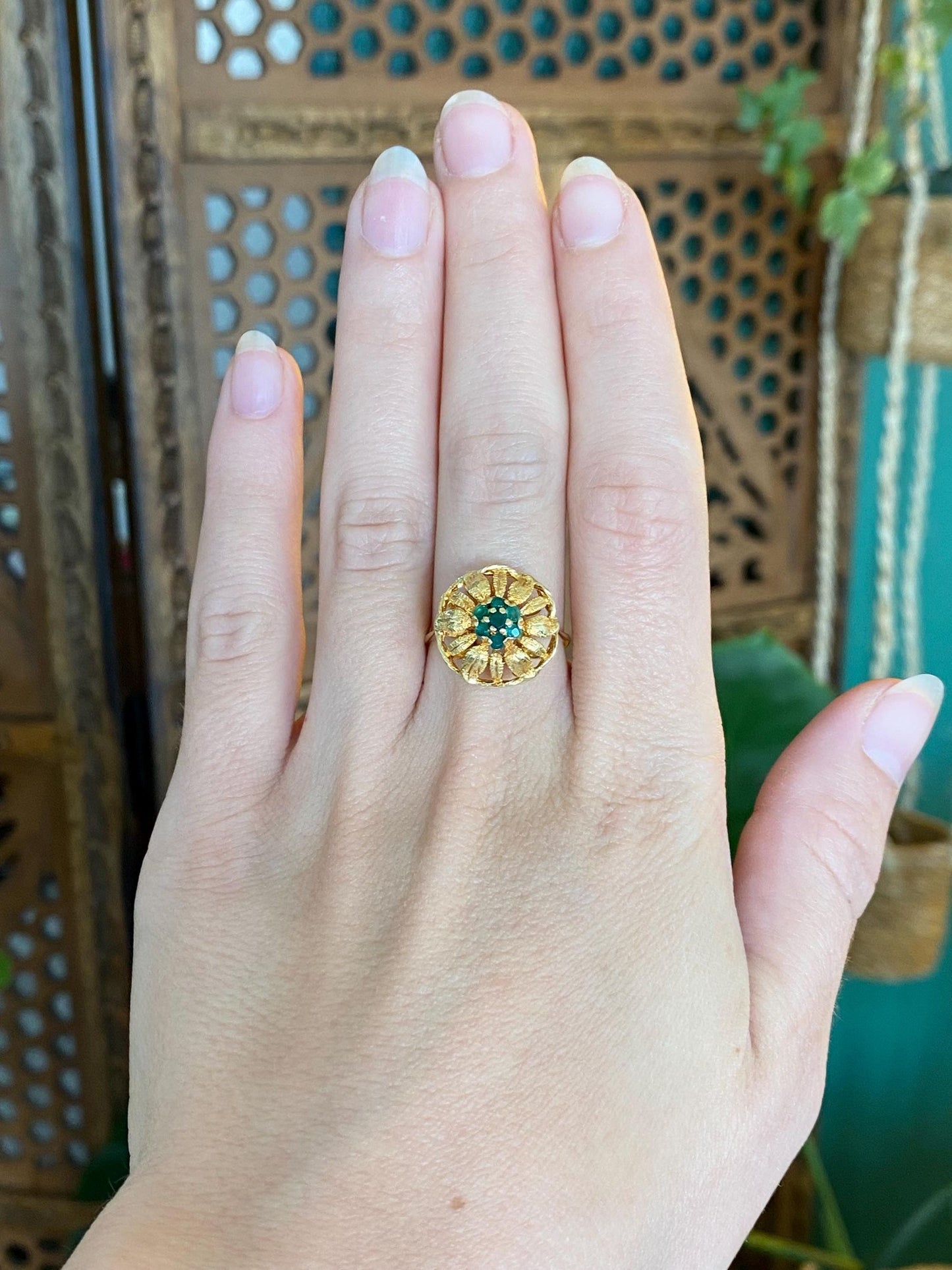 Vintage Solid 18k Yellow Gold Emerald Flower Ring - Size 7.25