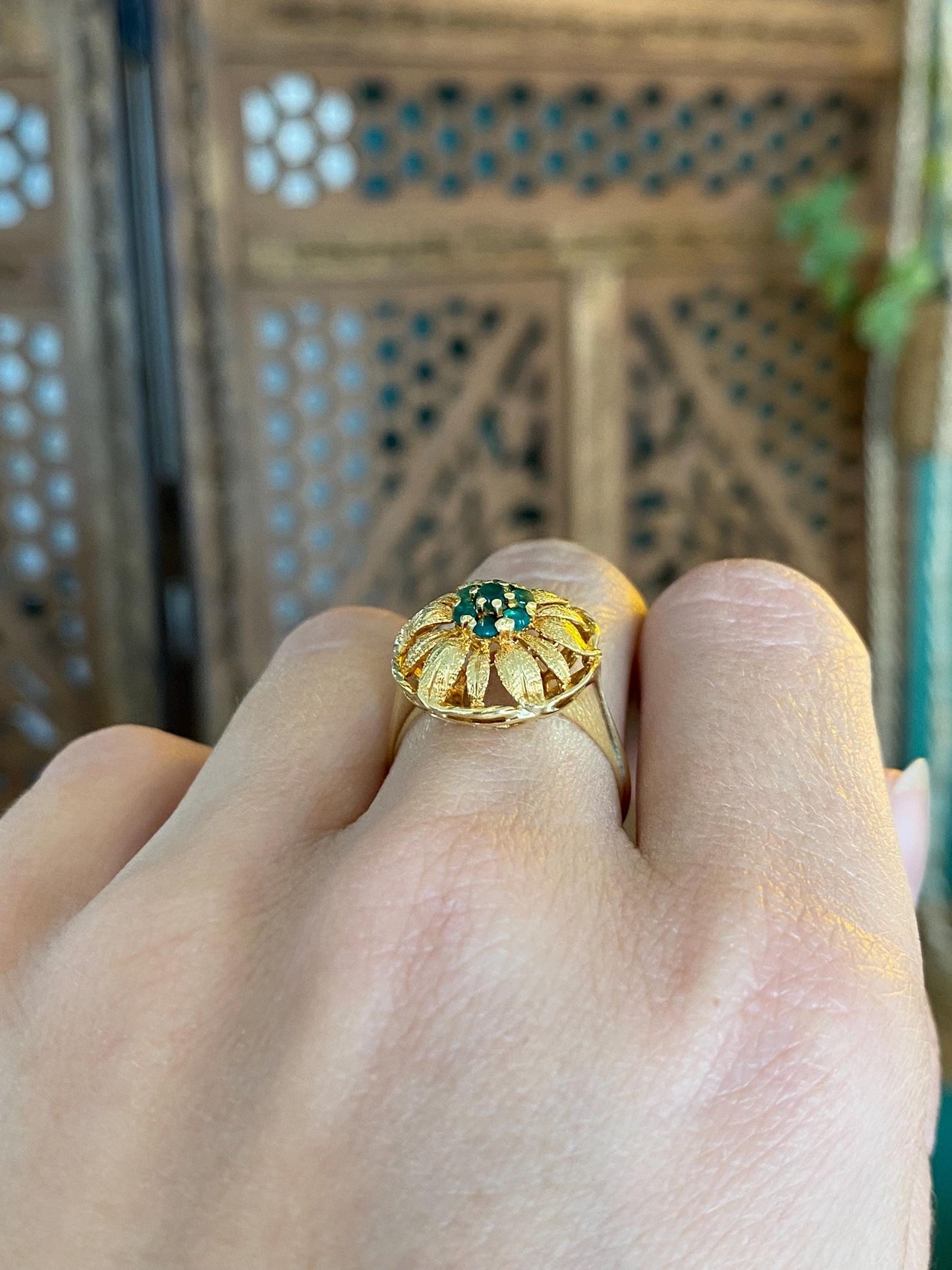 Vintage Solid 18k Yellow Gold Emerald Flower Ring - Size 7.25