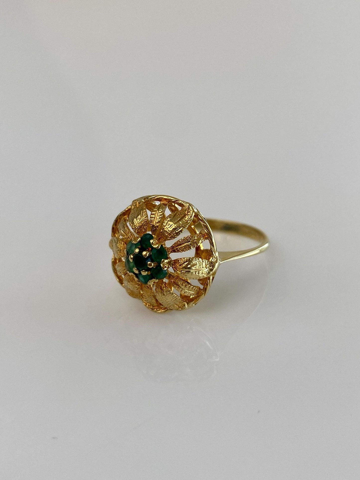 Vintage Solid 18k Yellow Gold Emerald Flower Ring - Size 7.25