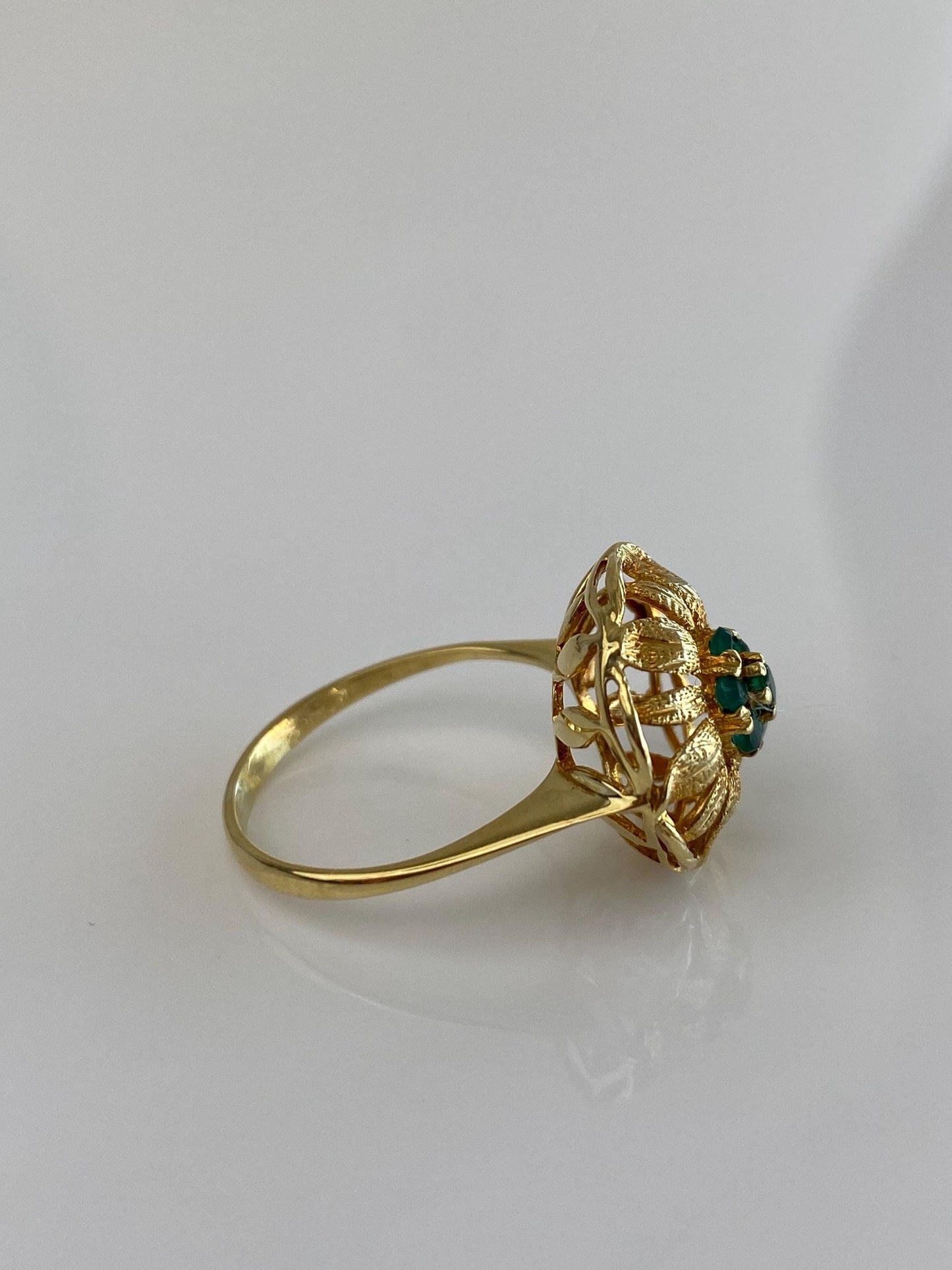 Vintage Solid 18k Yellow Gold Emerald Flower Ring - Size 7.25