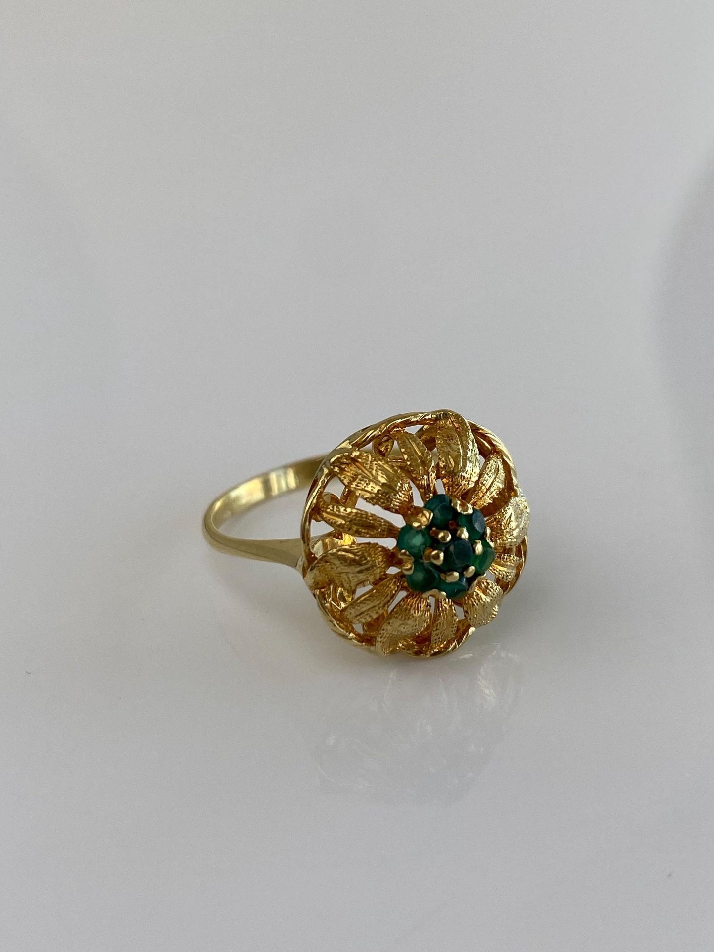 Vintage Solid 18k Yellow Gold Emerald Flower Ring - Size 7.25