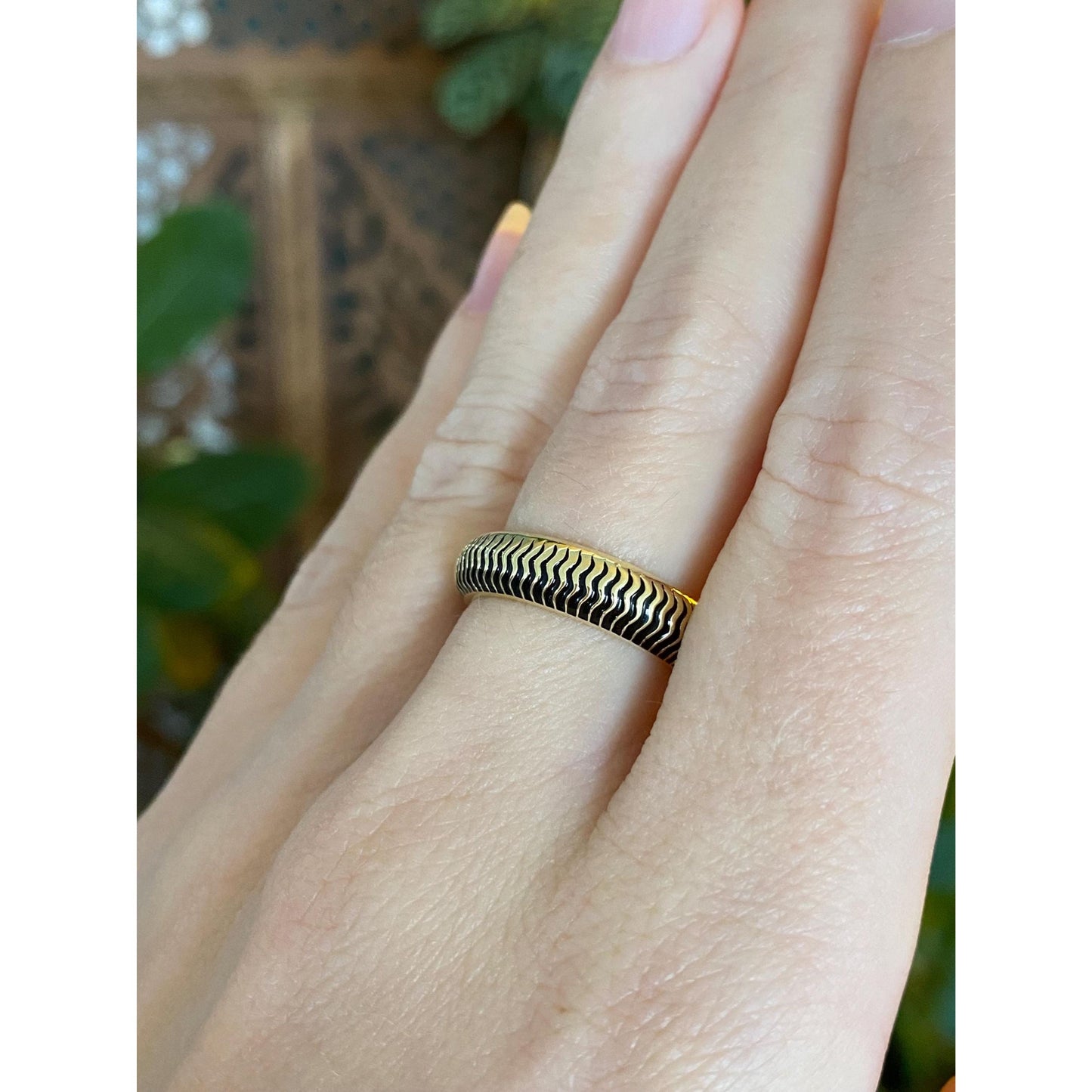 Vintage Solid 18k Yellow Gold Black Enamel Design Ring Band - Size 6.5