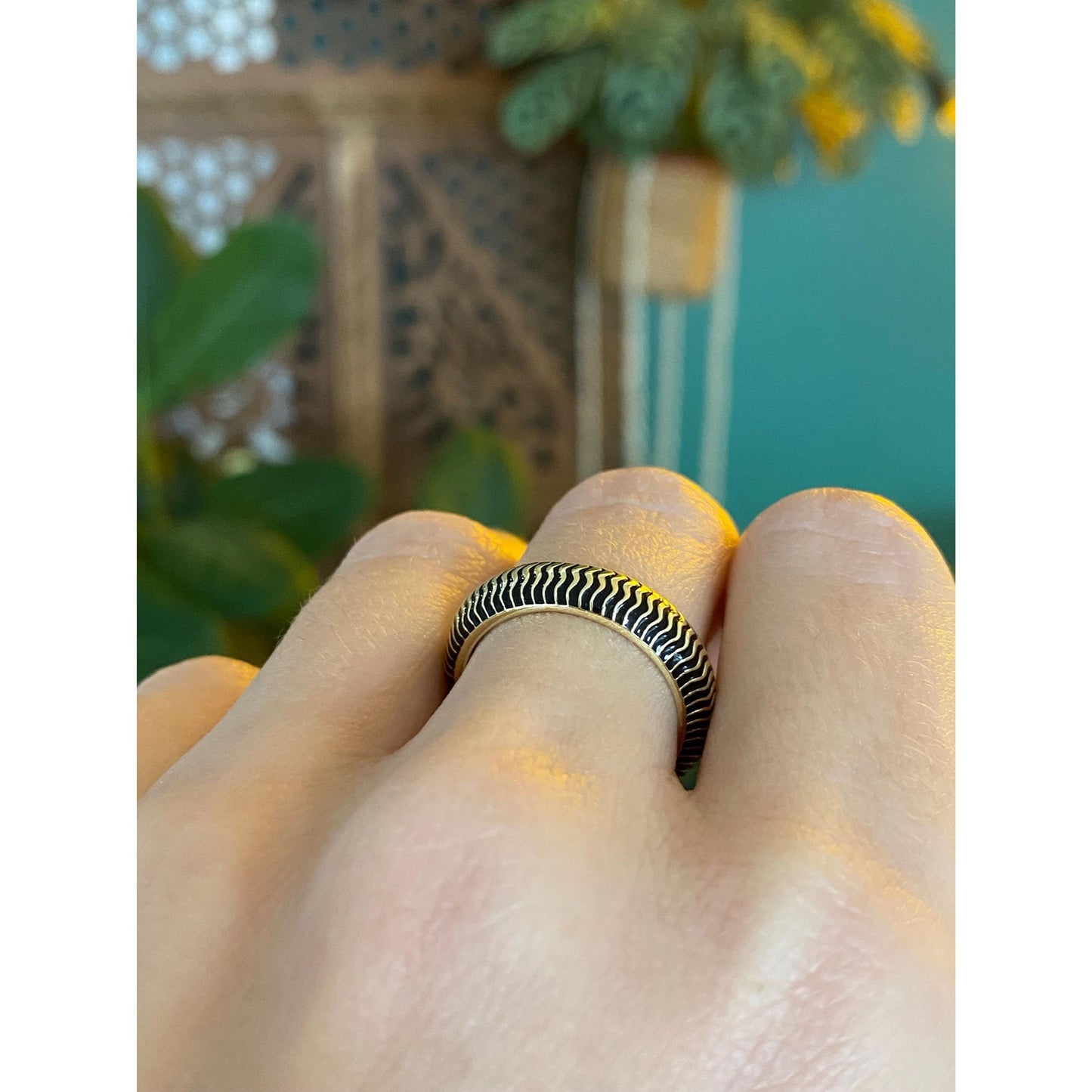 Vintage Solid 18k Yellow Gold Black Enamel Design Ring Band - Size 6.5