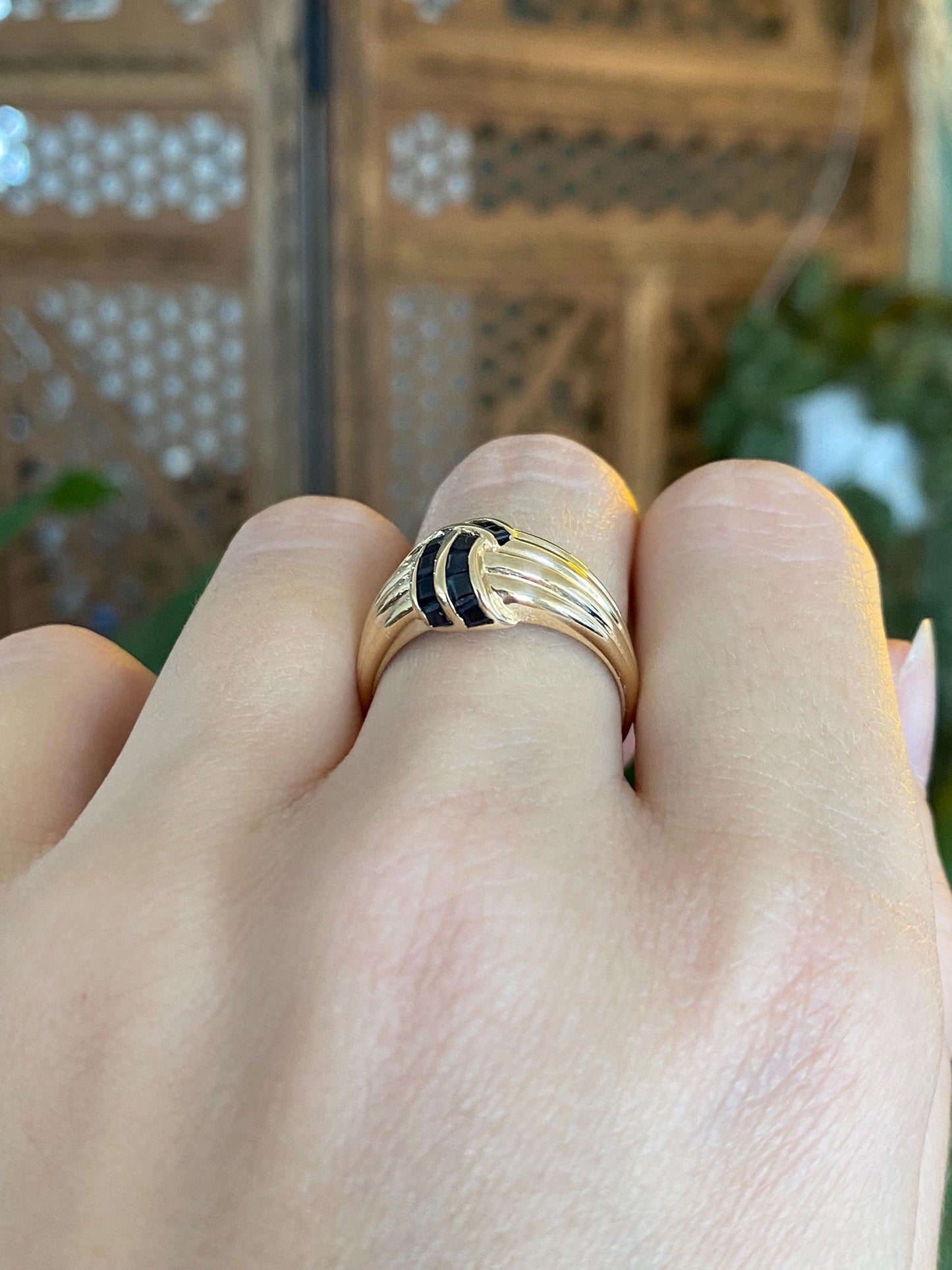 Solid 14k Yellow Gold Blue Sapphire Lined Ring - Size 7.75