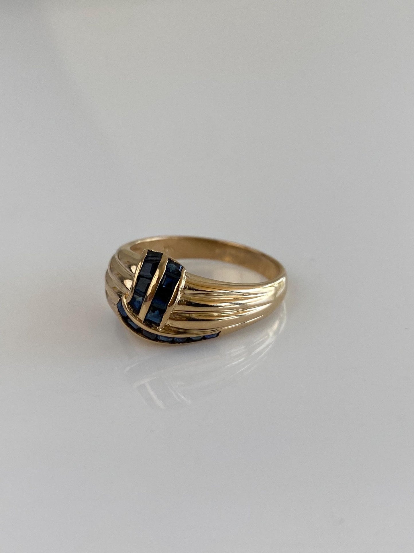 Solid 14k Yellow Gold Blue Sapphire Lined Ring - Size 7.75